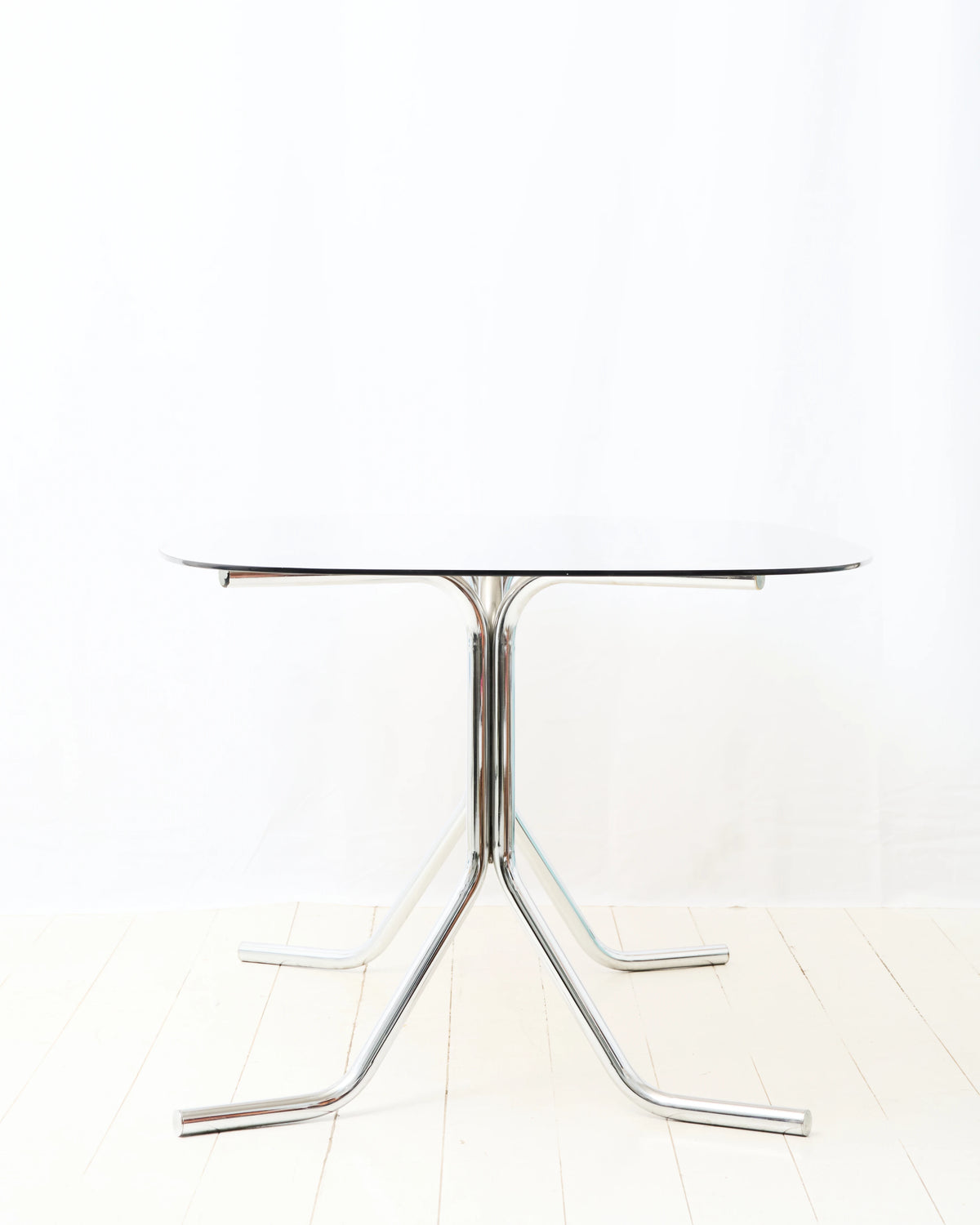 Table à manger avec piètement tubulaire en chrome, 1970s