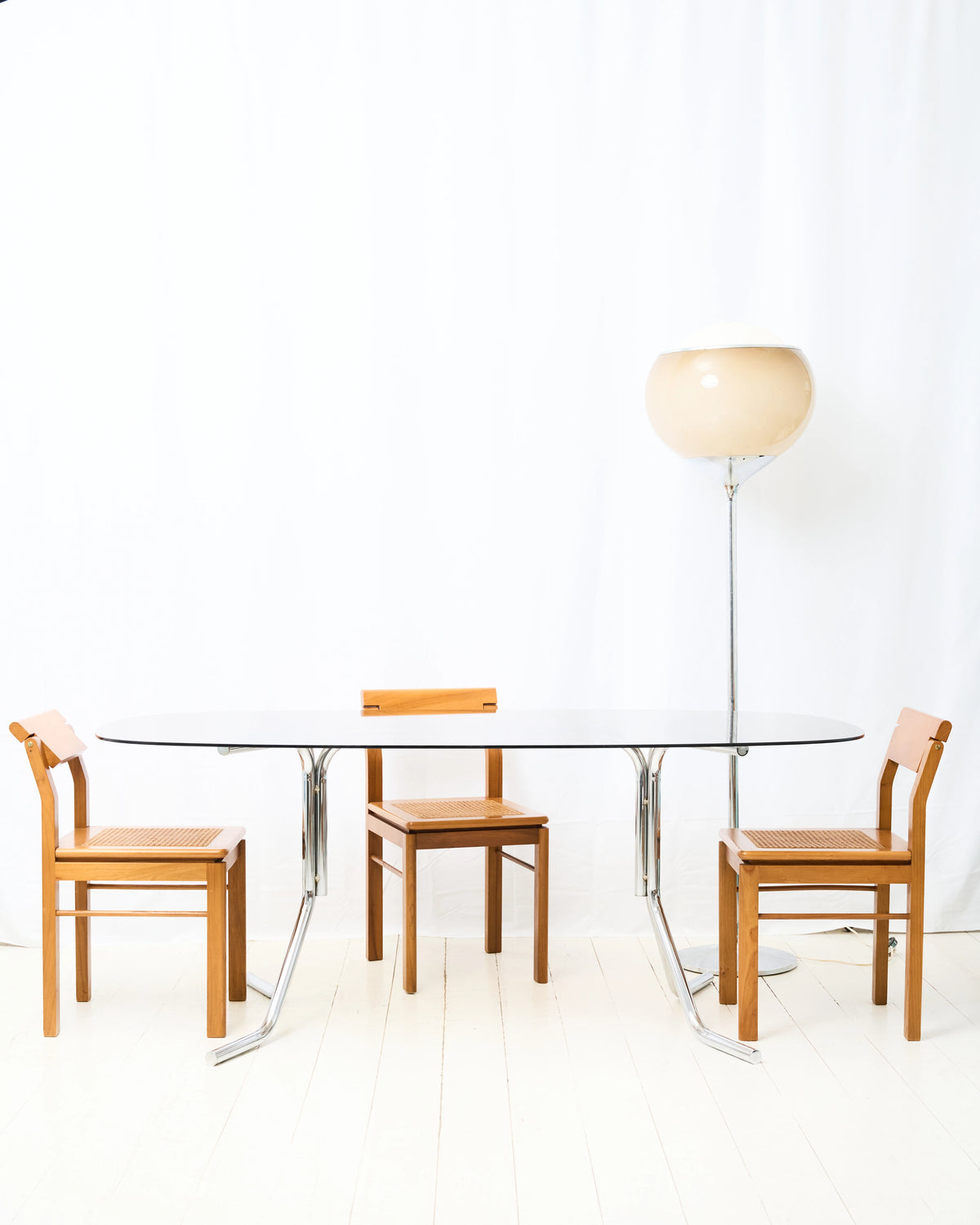 Table à manger avec piètement tubulaire en chrome, 1970s