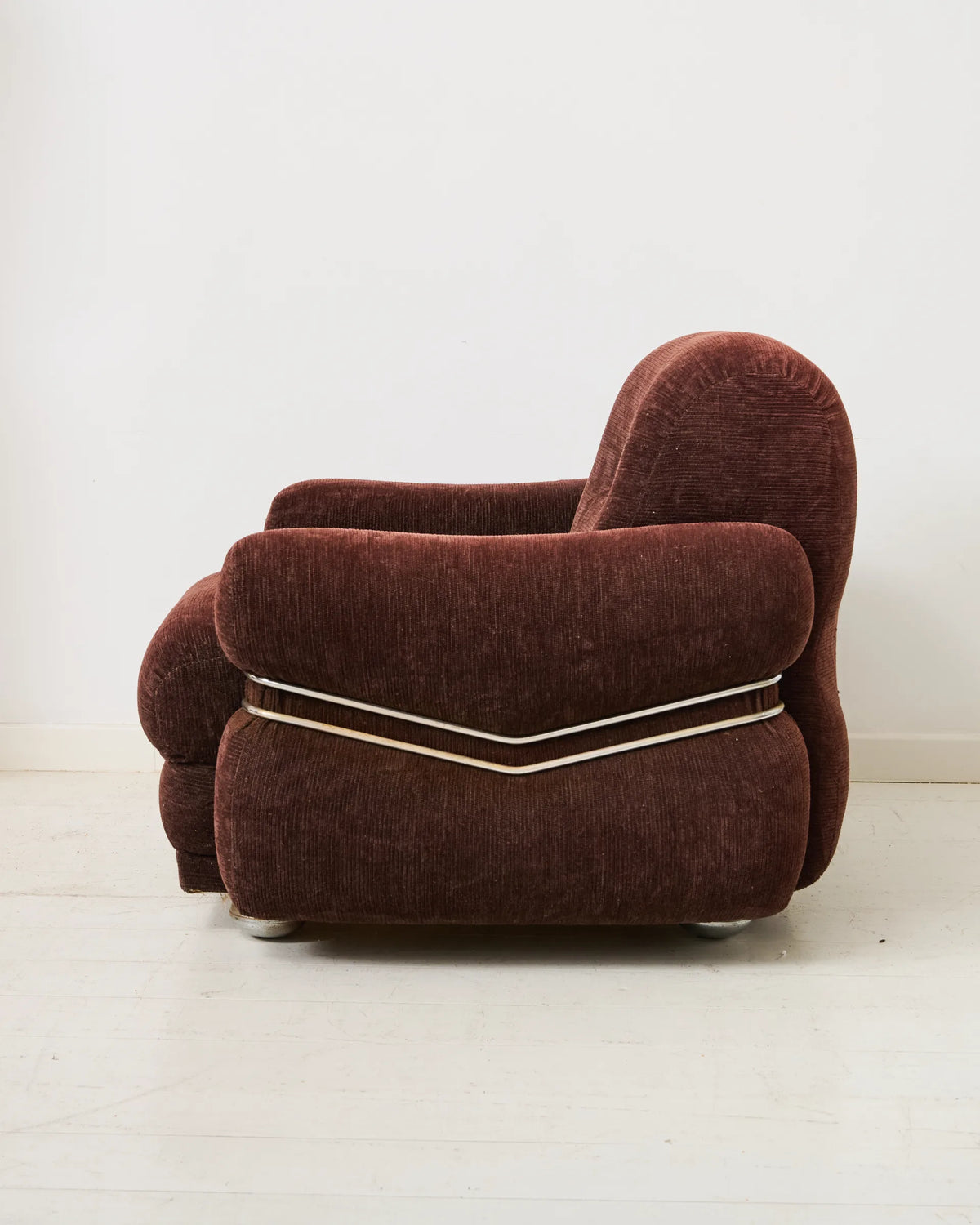 Chauffeuse en velours marron, dans le goût d'Adriano Piazzesi, Italie, 1980s
