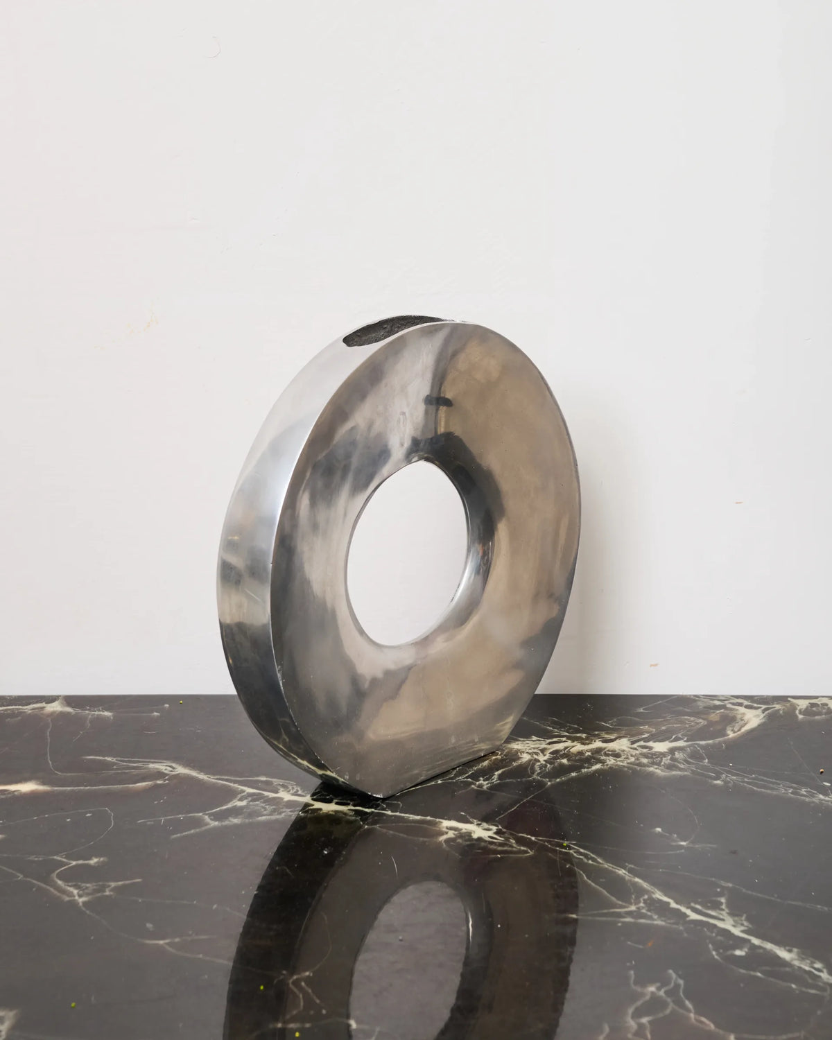 Vase L rond ajouré en fonte d'aluminium, 1970s