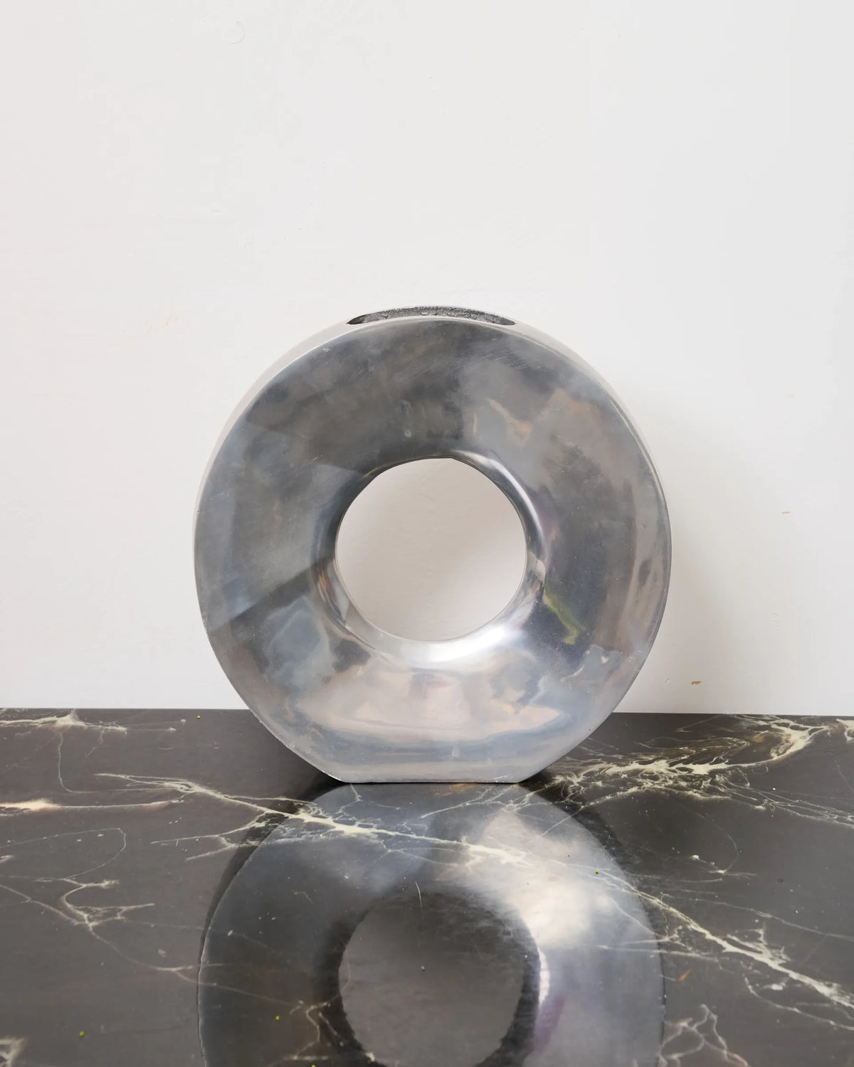 Vase L rond ajouré en fonte d'aluminium, 1970s