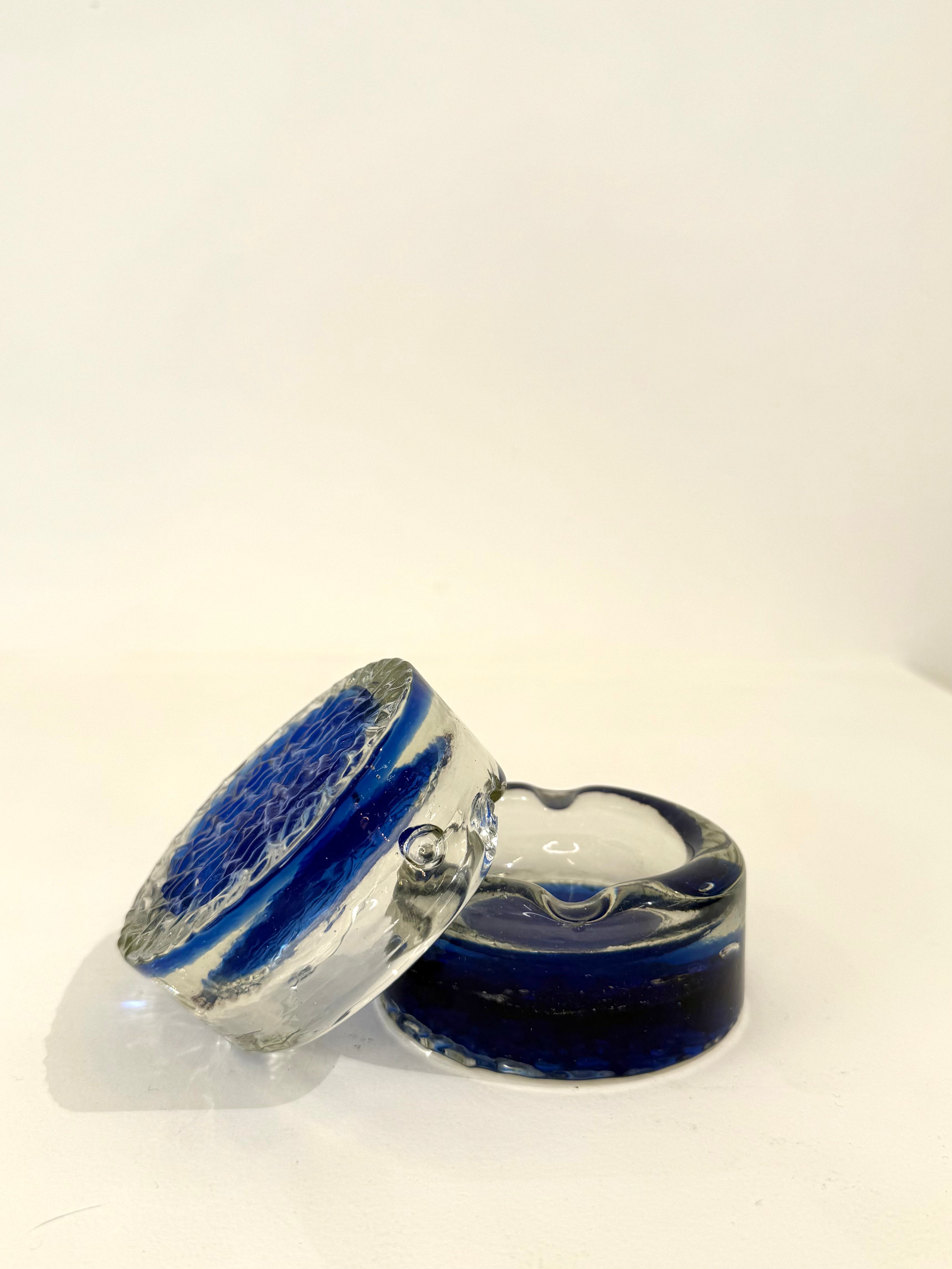 Cendrier rond, verre de Murano bleu, 1970s