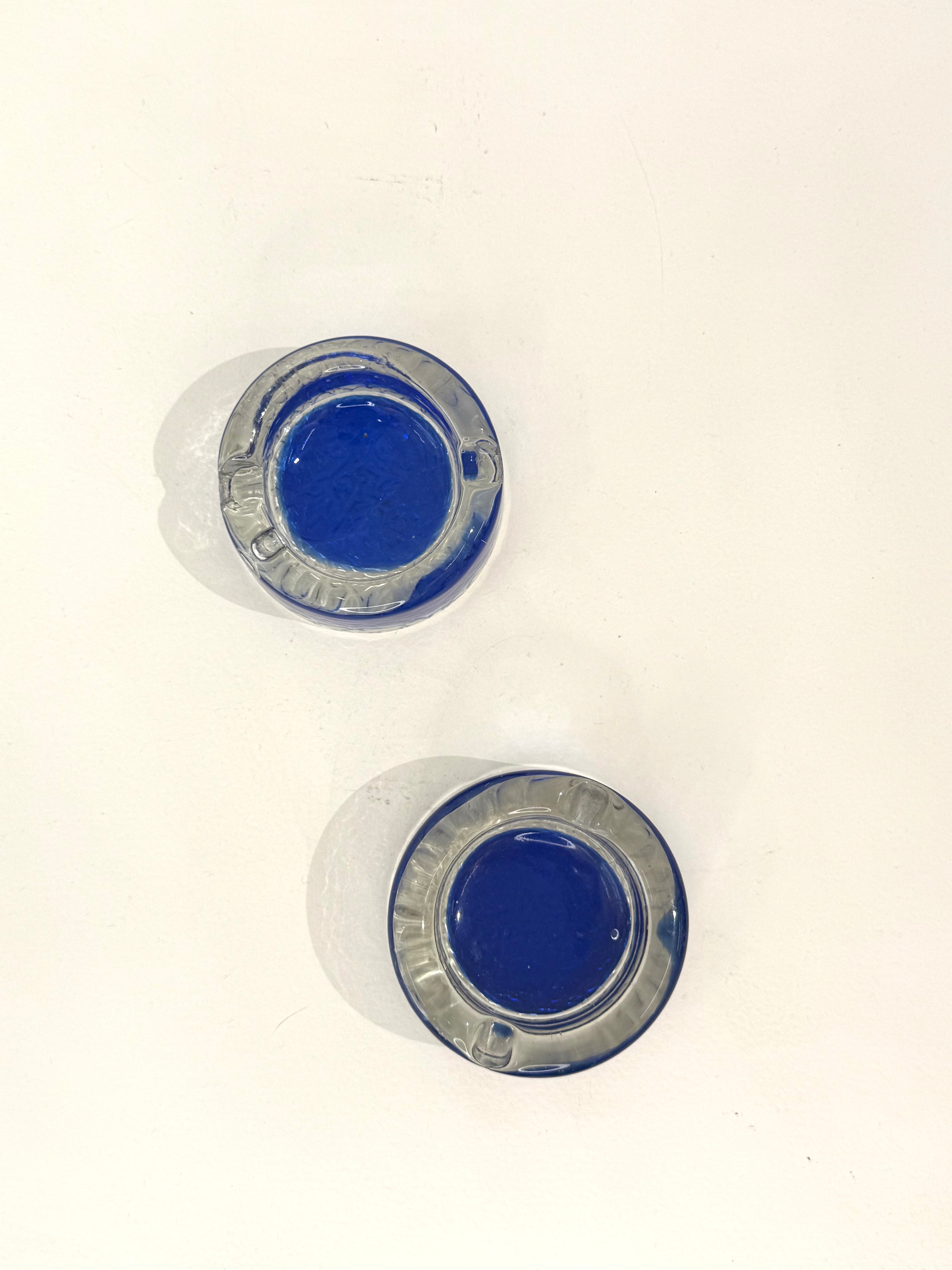 Cendrier rond, verre de Murano bleu, 1970s