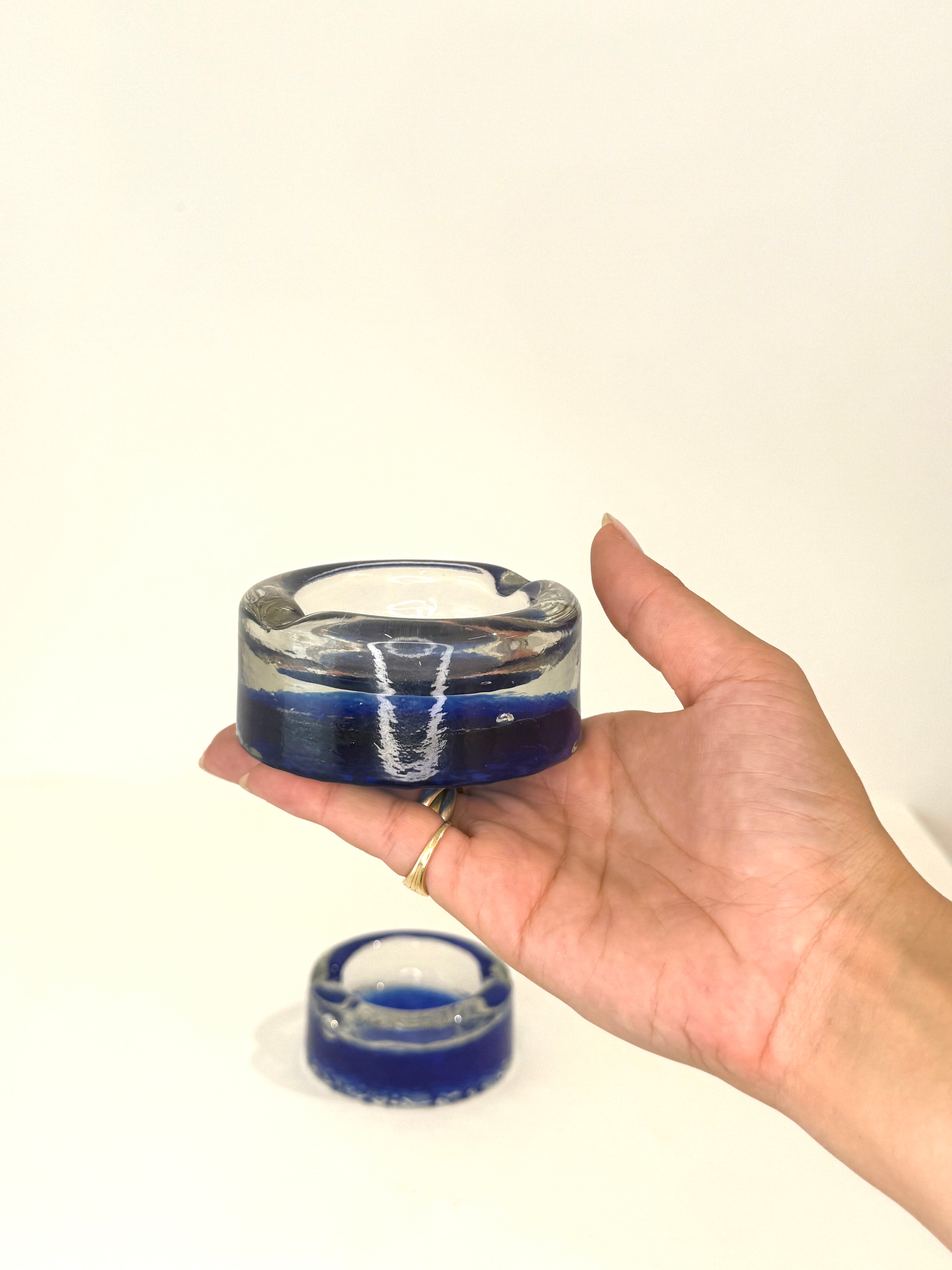 Cendrier rond, verre de Murano bleu, 1970s