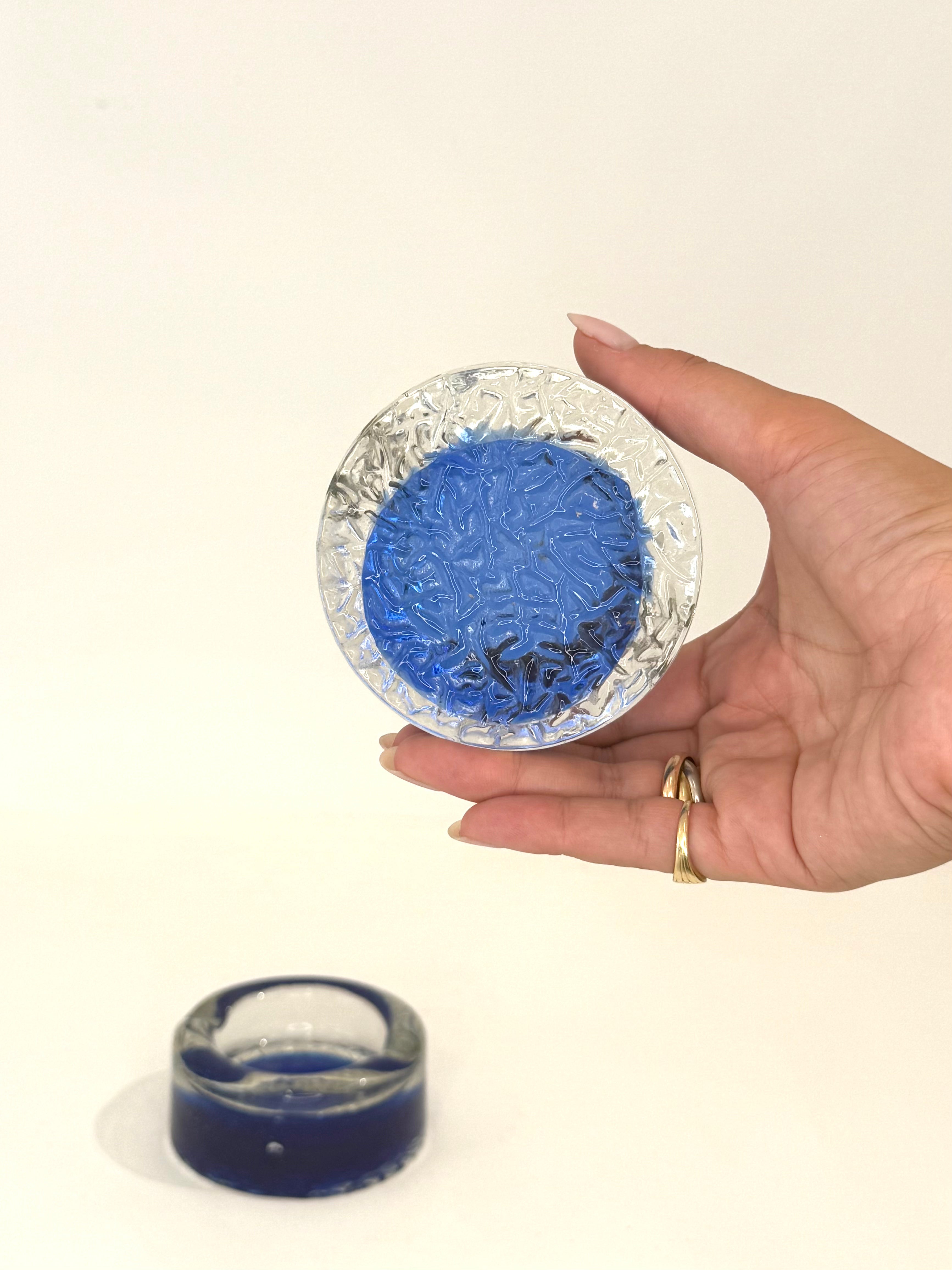 Cendrier rond, verre de Murano bleu, 1970s