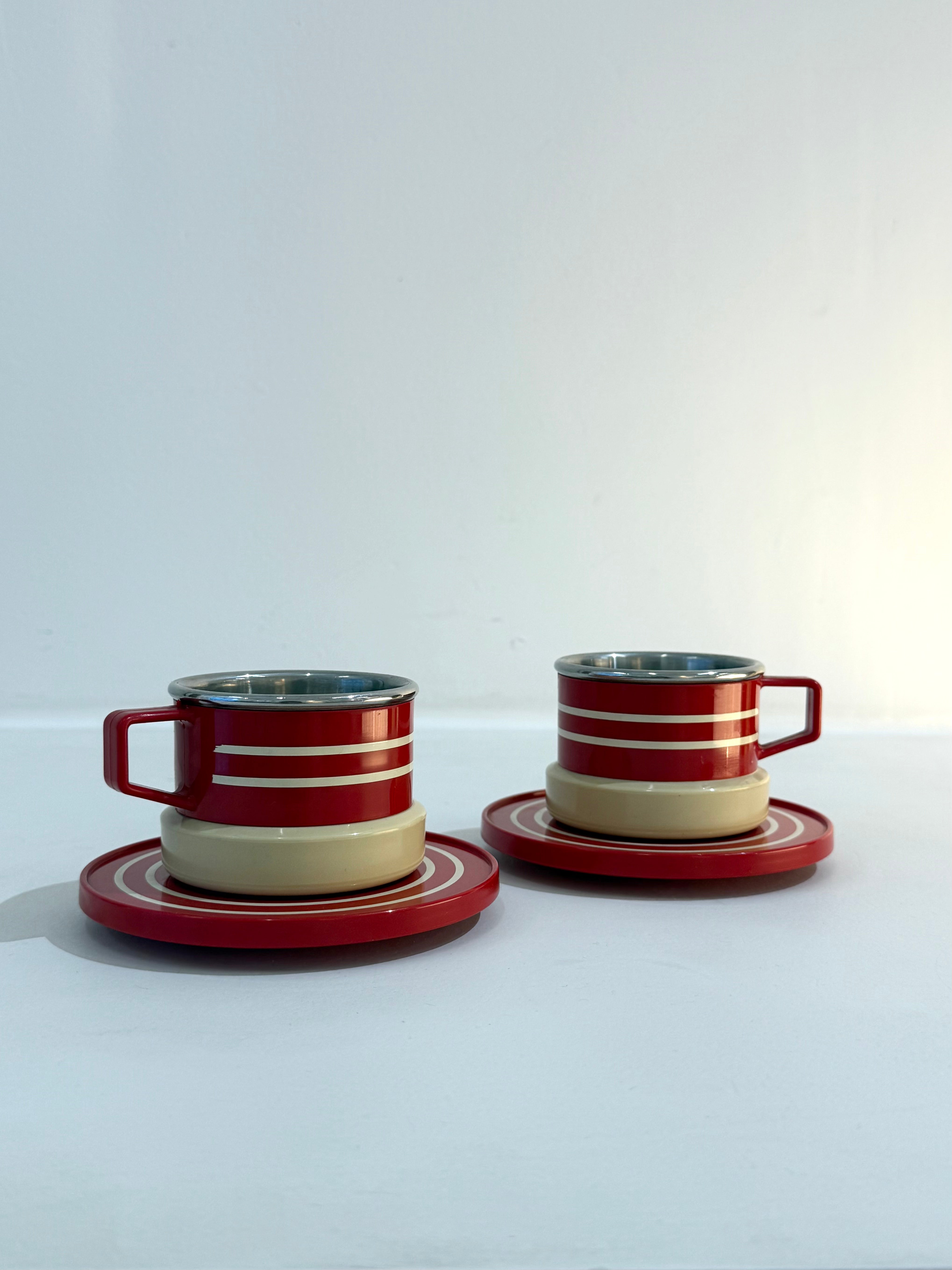 Duo de tasses rouge et crème, Inoxpran, 1970s