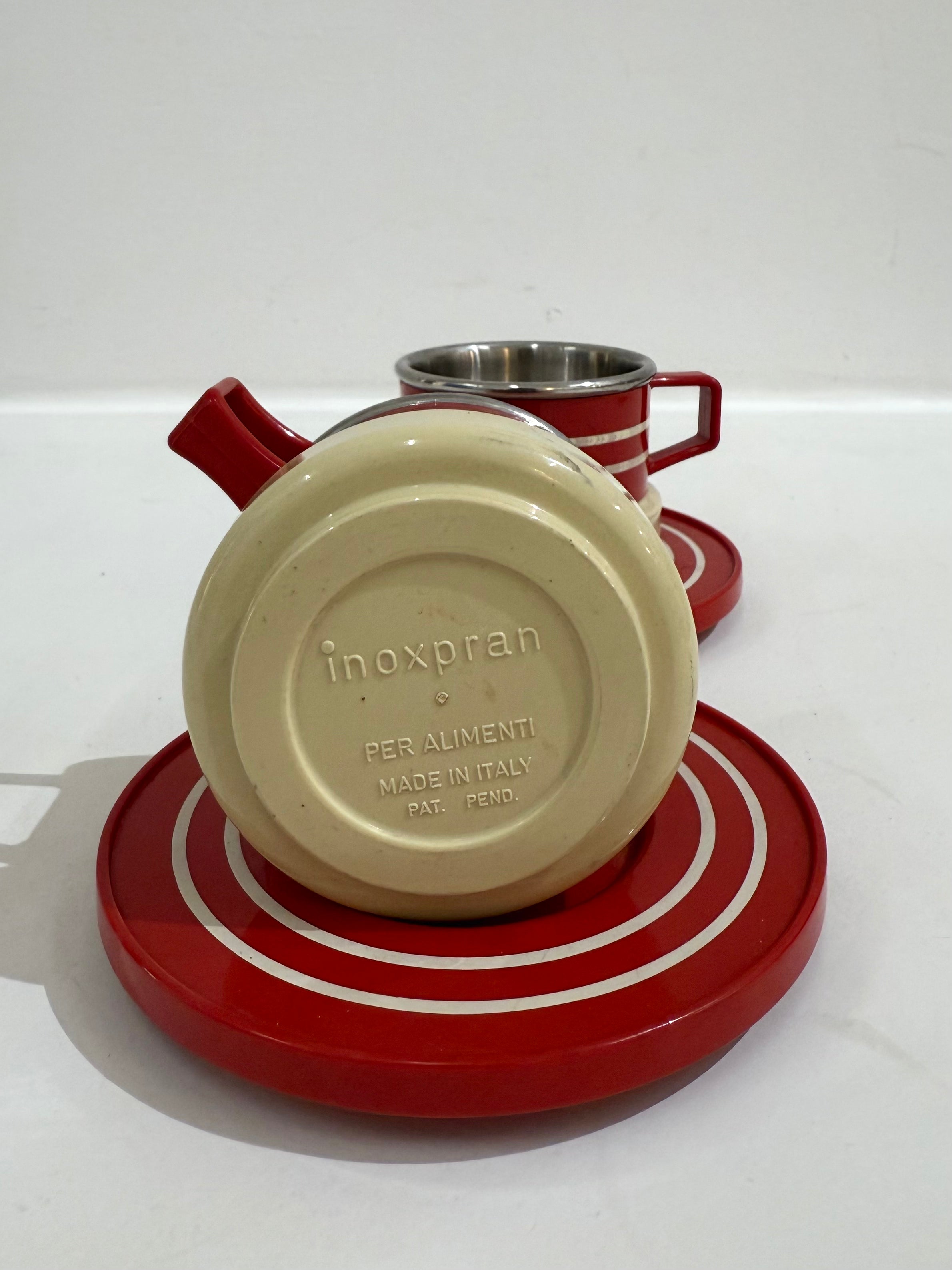 Duo de tasses rouge et crème, Inoxpran, 1970s