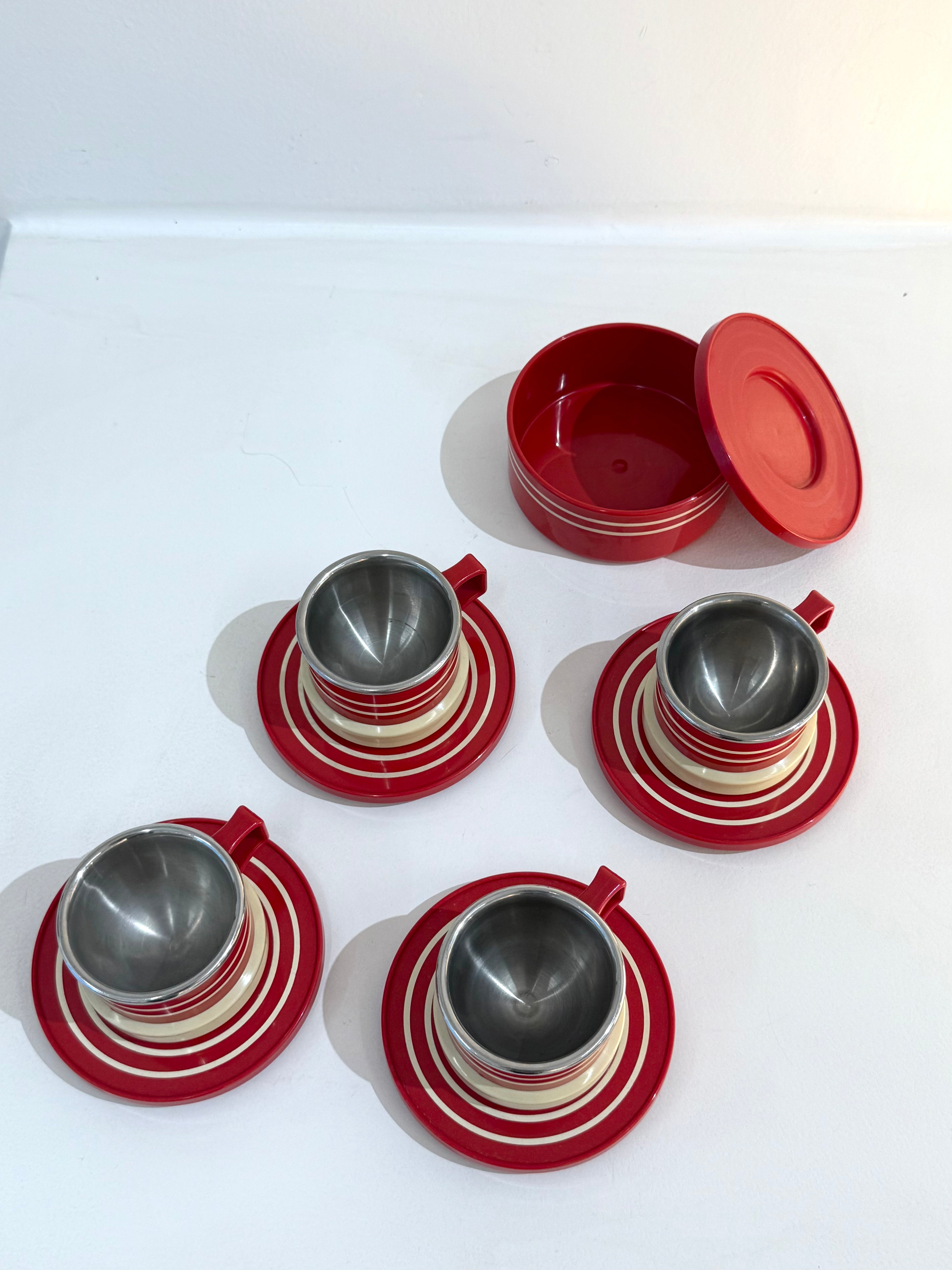 Service à café rouge et crème, 4 tasses et une sucrière, Inoxpran, 1970s