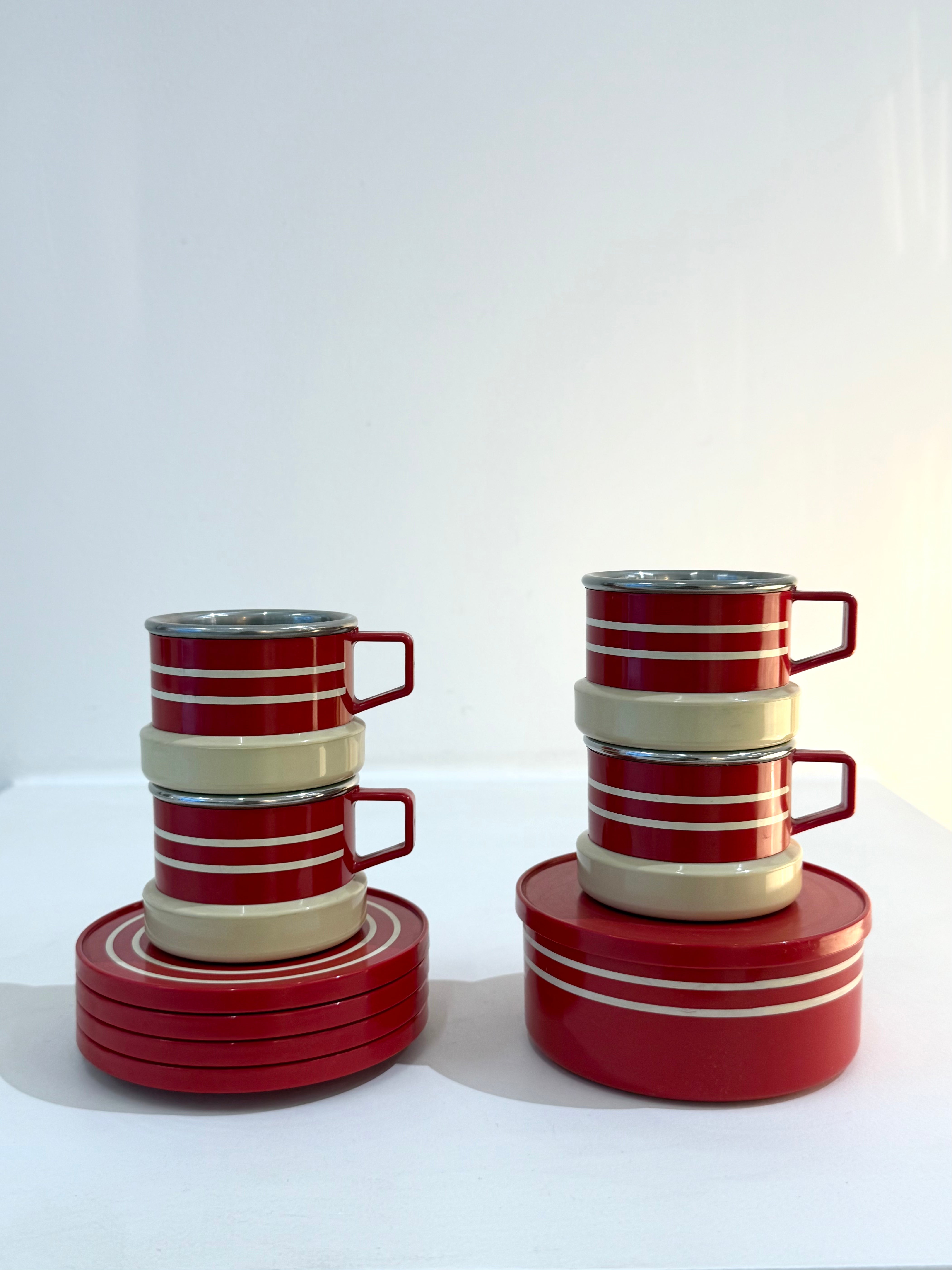 Service à café rouge et crème, 4 tasses et une sucrière, Inoxpran, 1970s