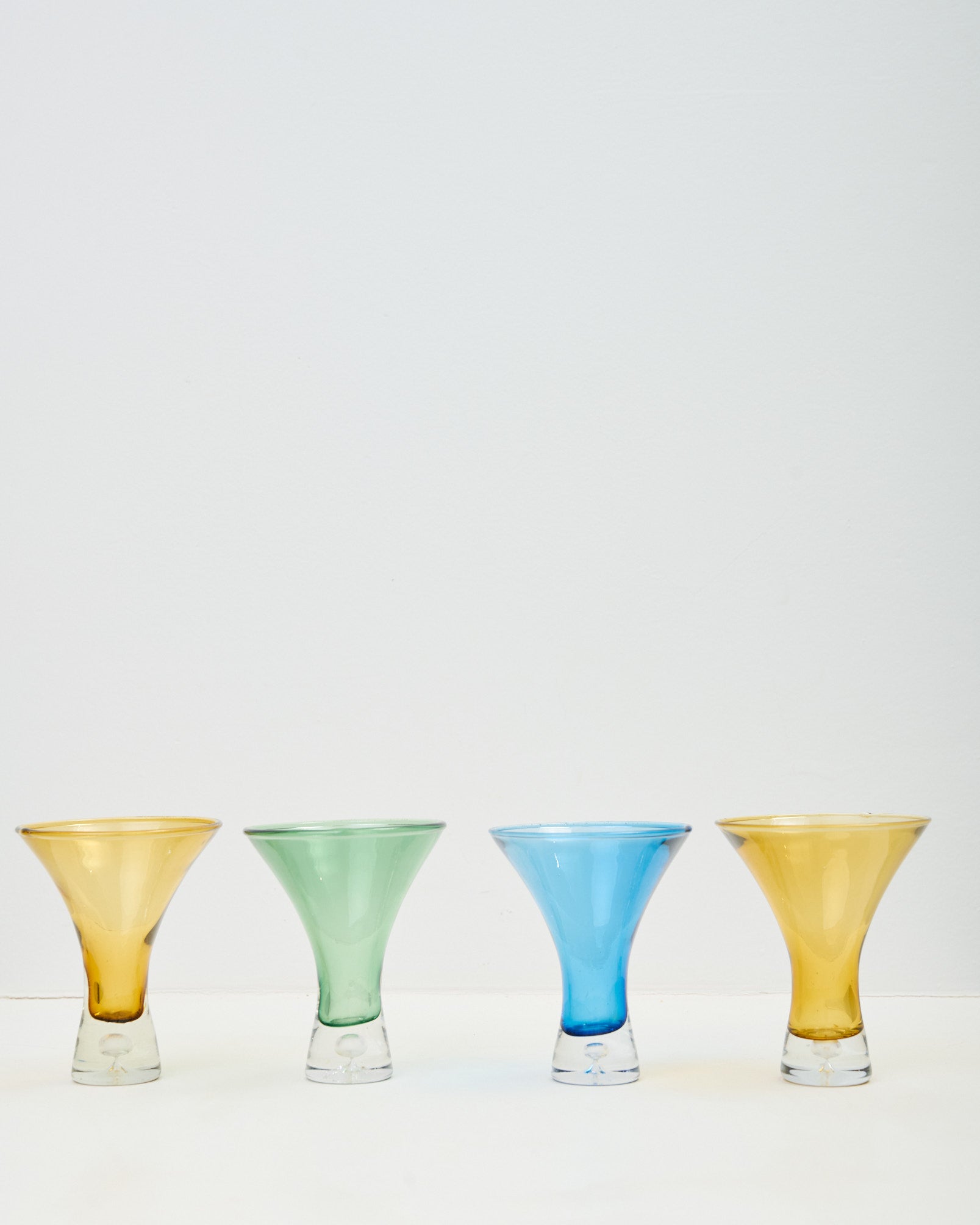 Quatre verres colorés en verre