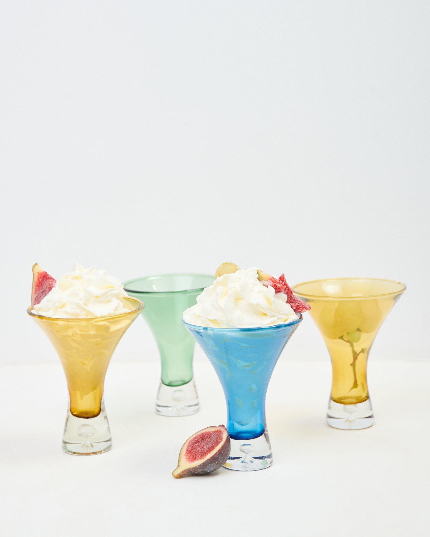 Quatre verres colorés en verre