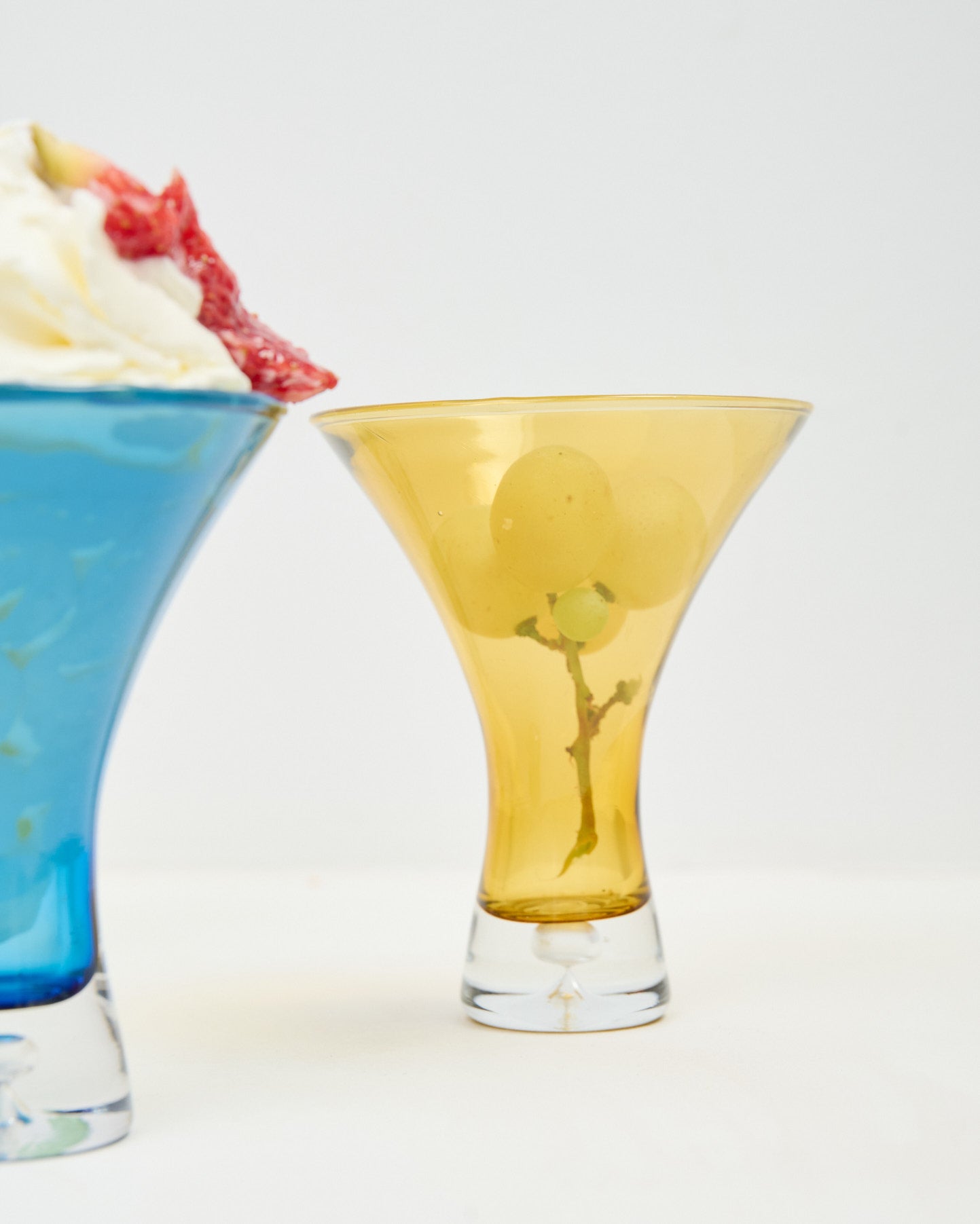 Quatre verres colorés en verre