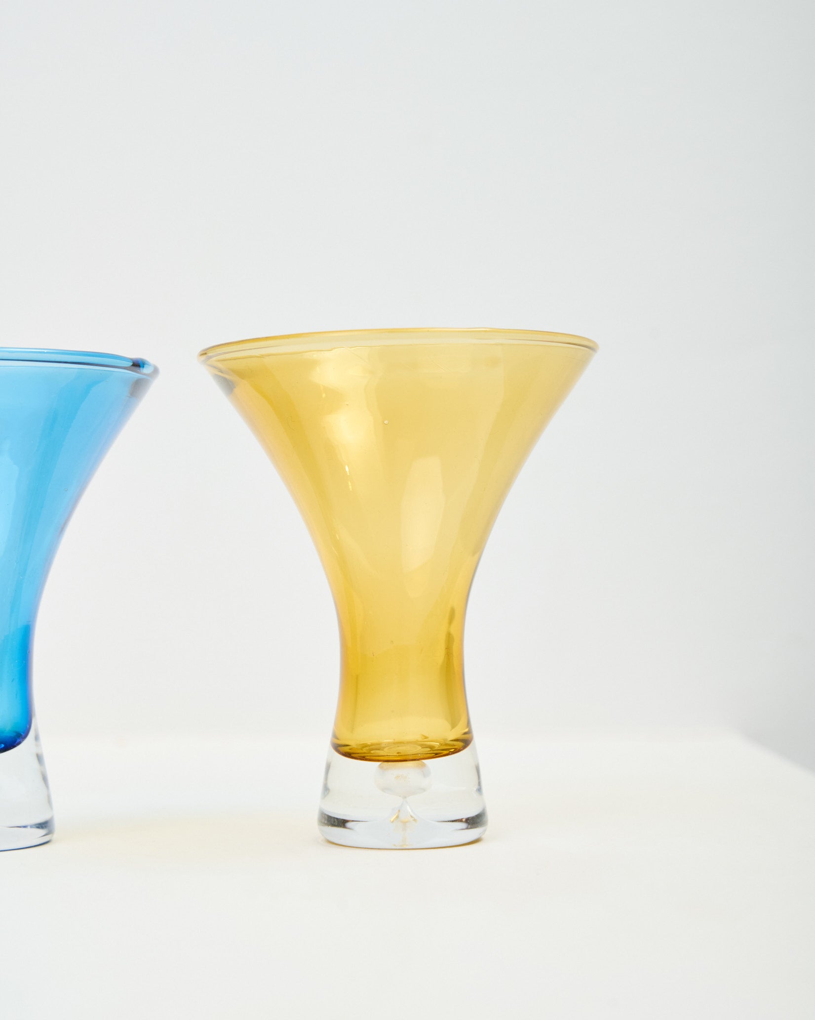 Quatre verres colorés en verre
