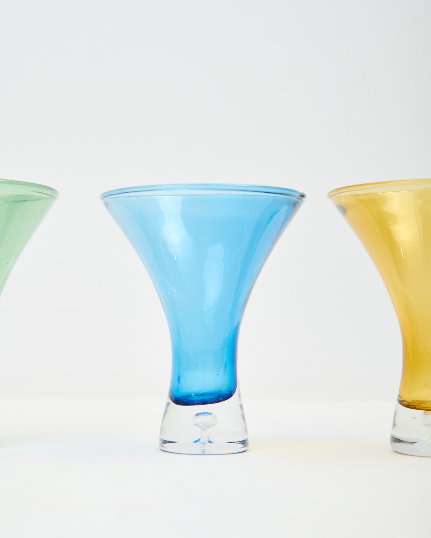 Quatre verres colorés en verre