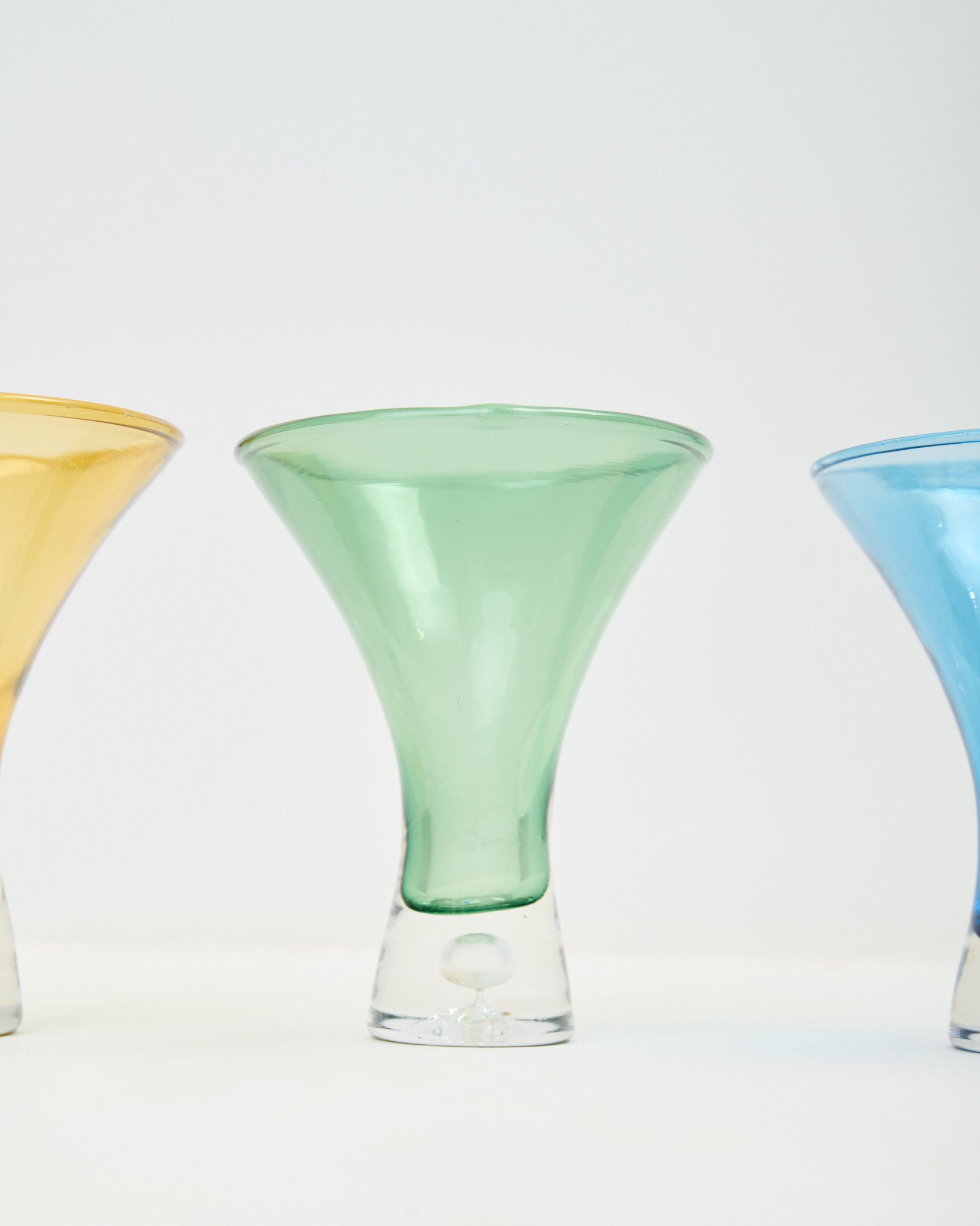Quatre verres colorés en verre
