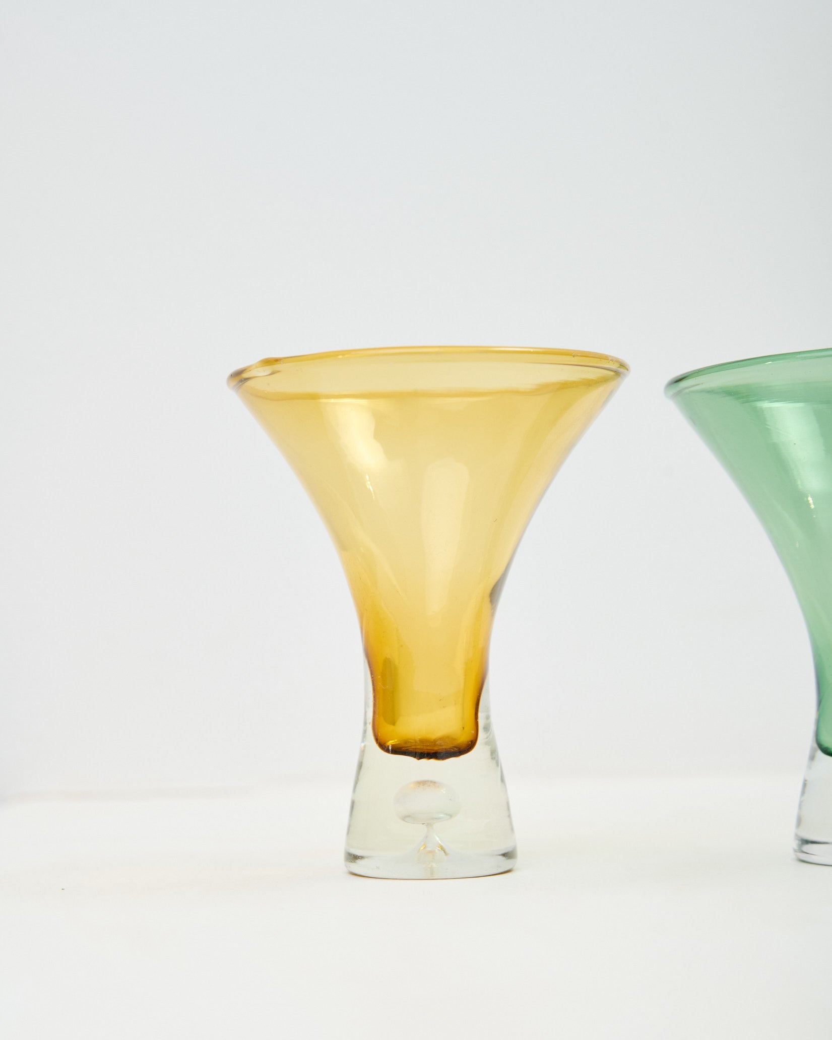 Quatre verres colorés en verre