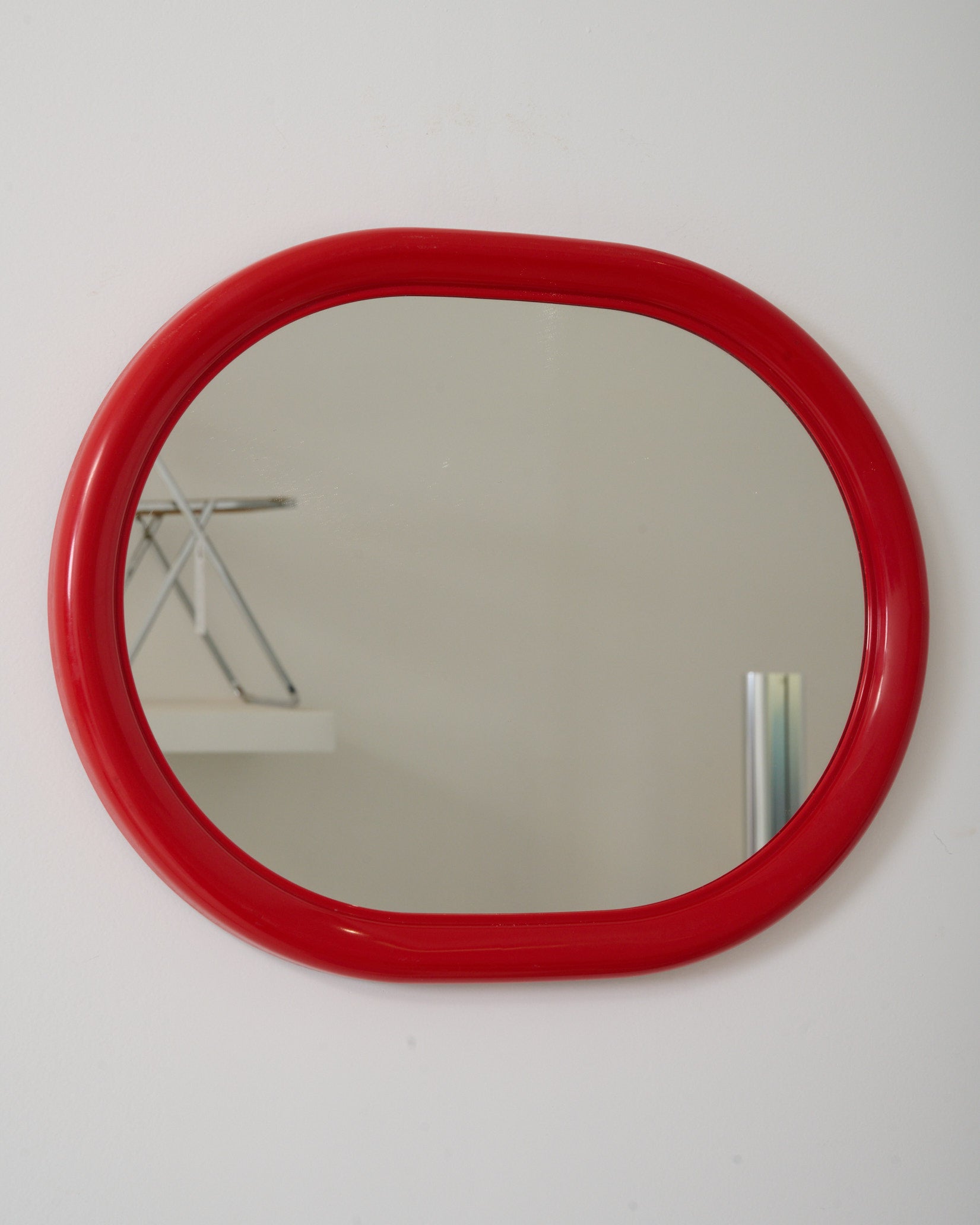 Miroir oval rouge, 1970-1980