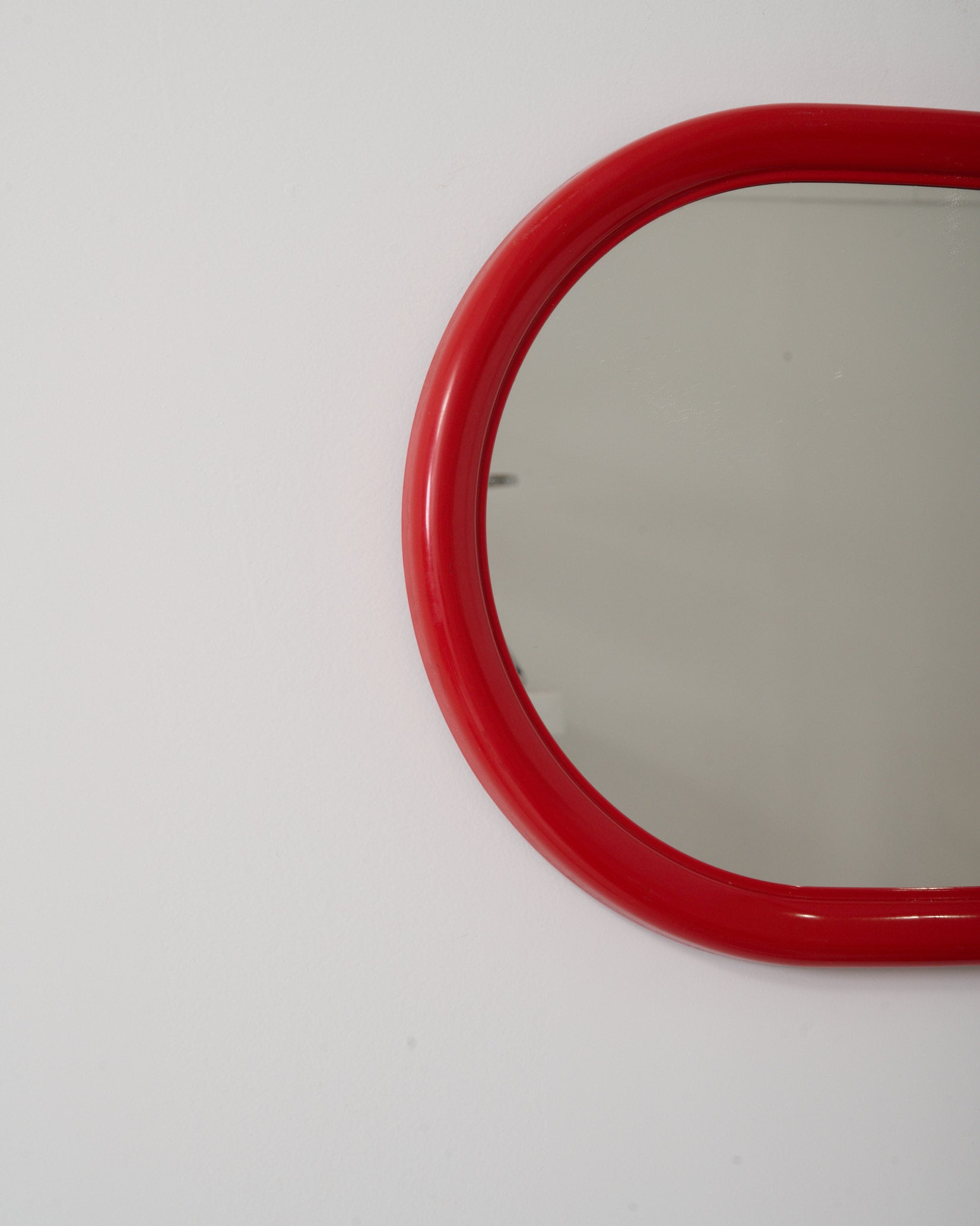 Miroir oval rouge, 1970-1980