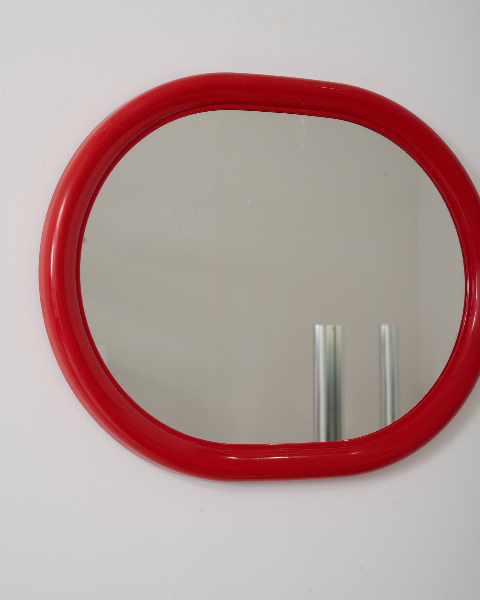 Miroir oval rouge, 1970-1980