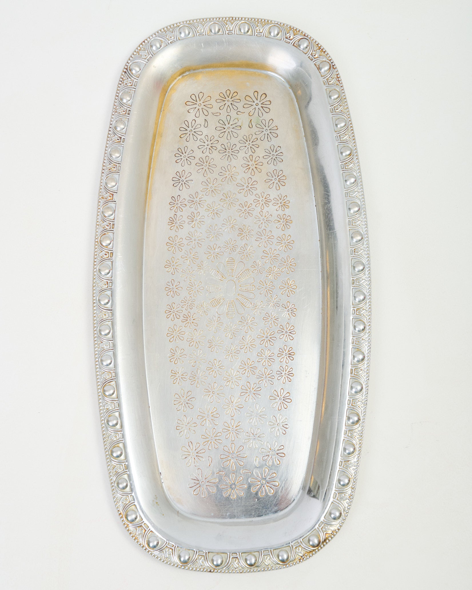 Plateau gravé de fleurs