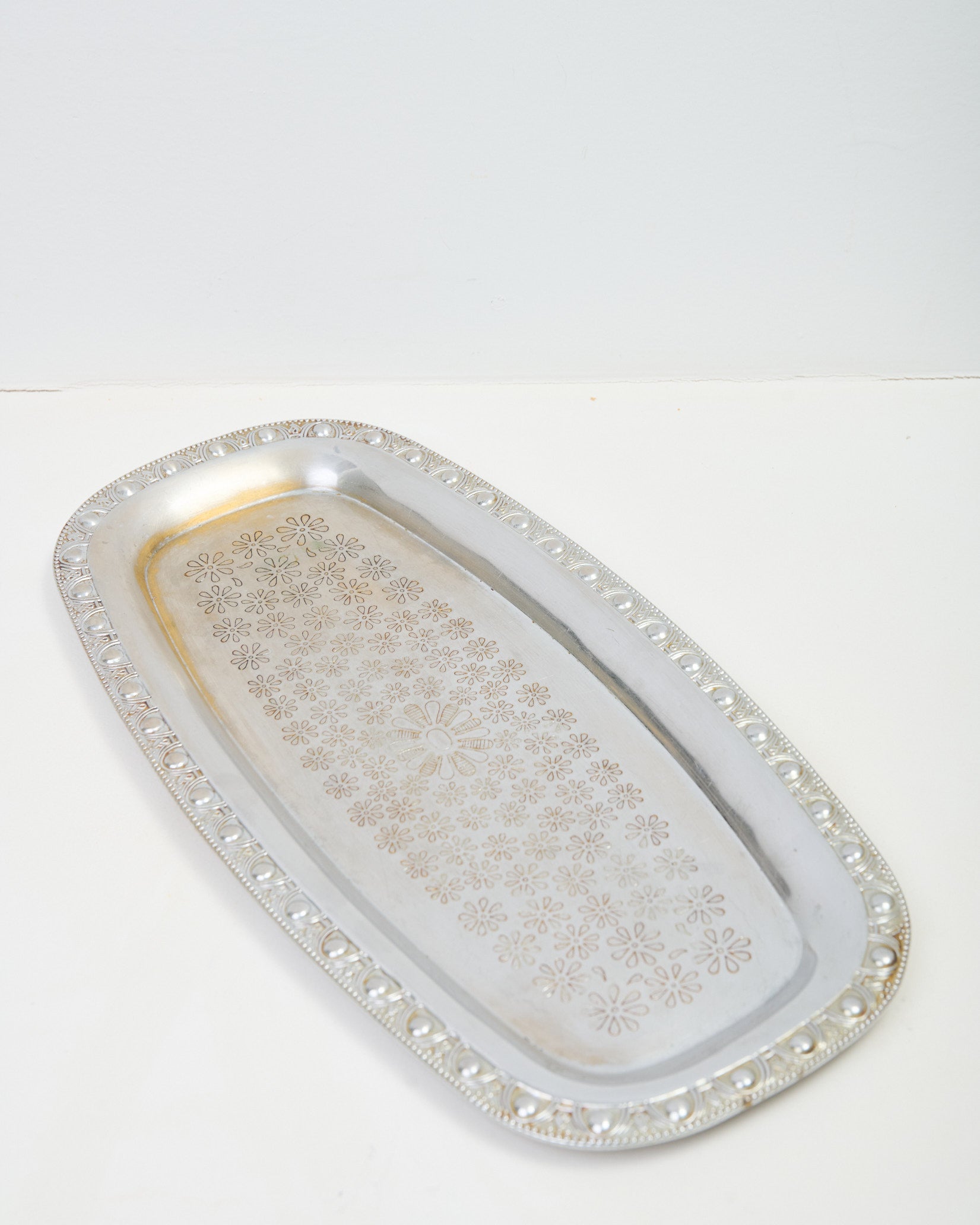 Plateau gravé de fleurs