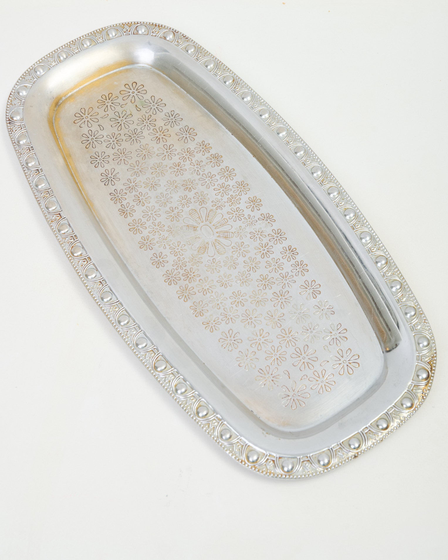 Plateau gravé de fleurs