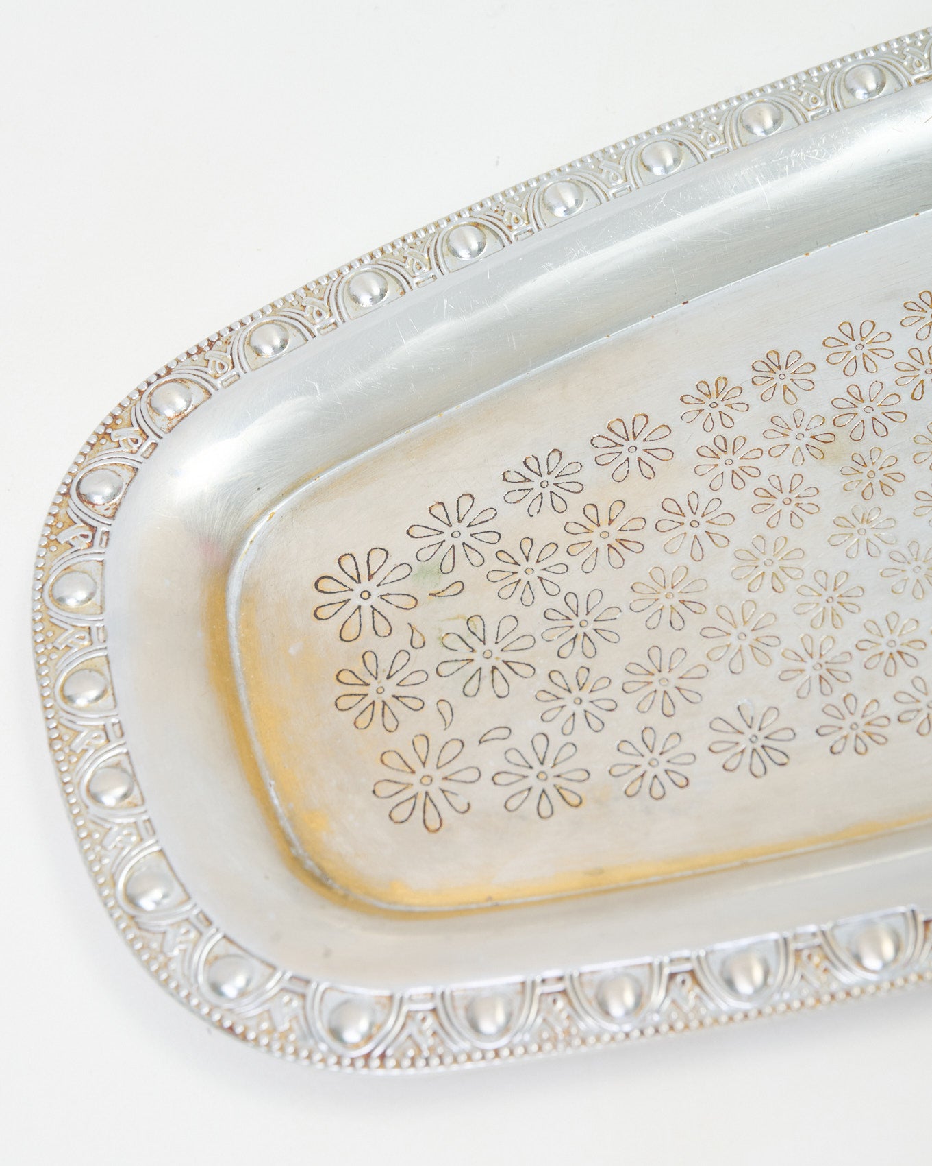 Plateau gravé de fleurs