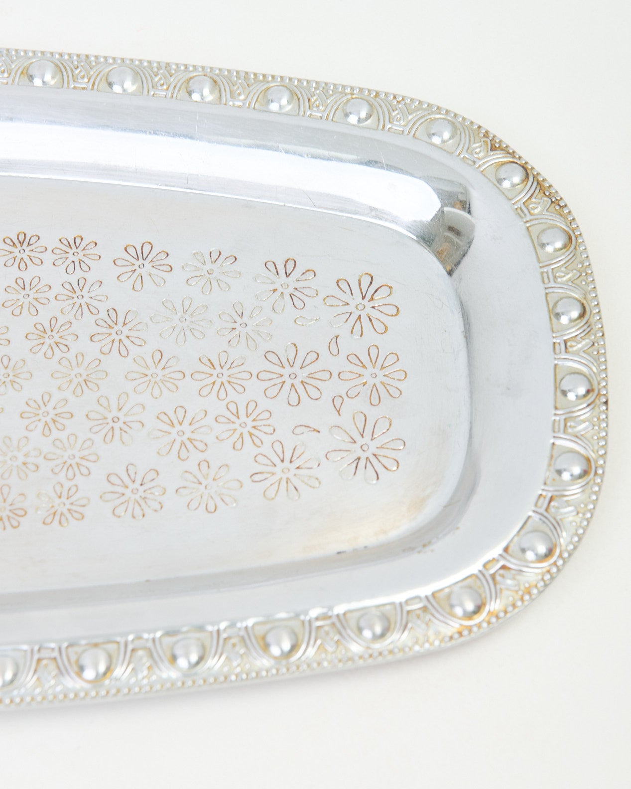 Plateau gravé de fleurs