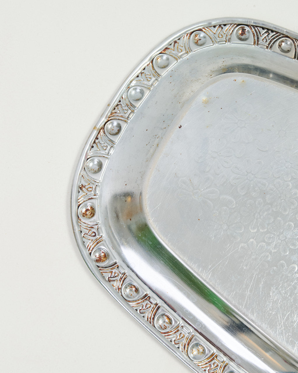 Plateau gravé de fleurs