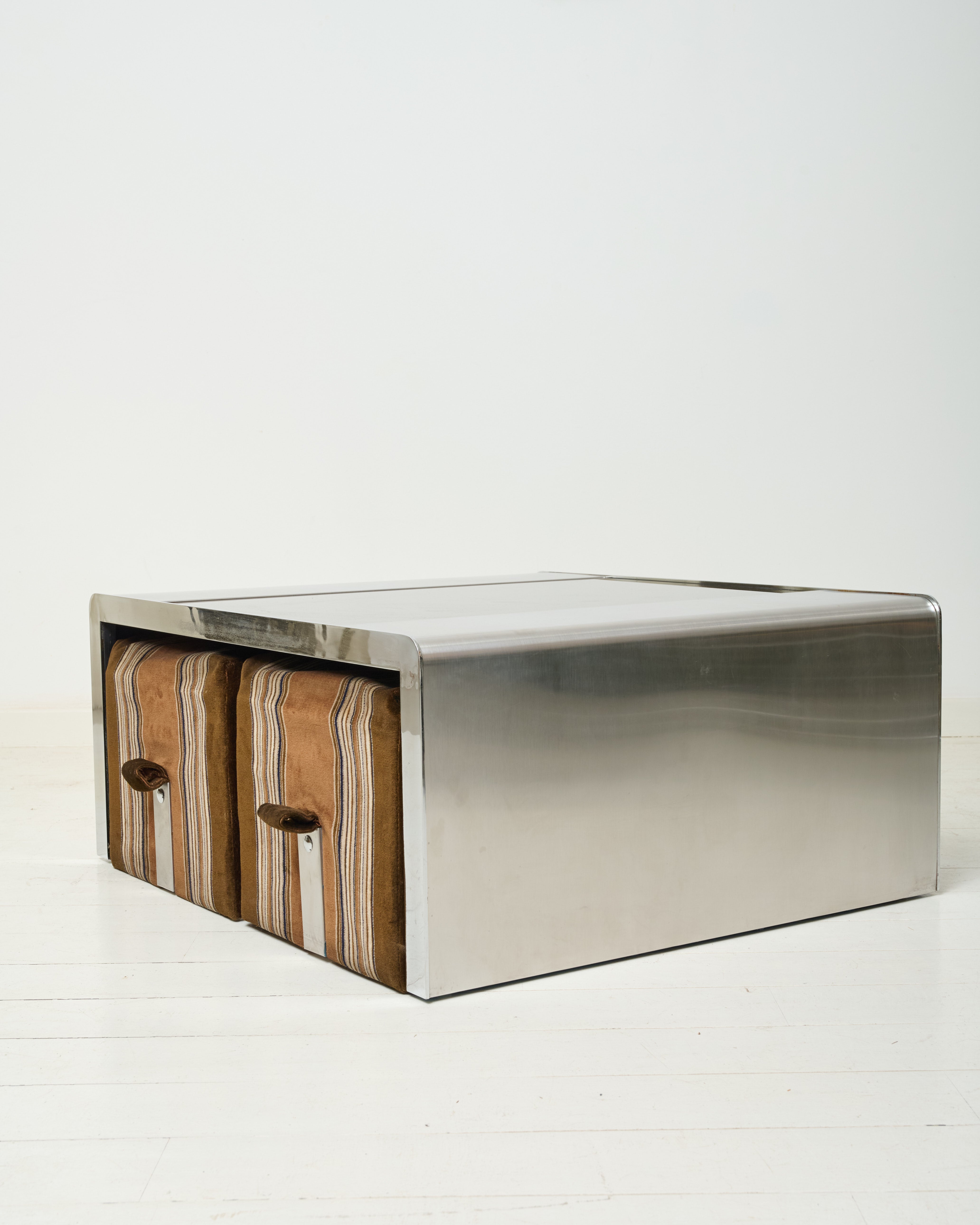 Ensemble table basse en alu brossé avec quatre poufs en velours, 1970s