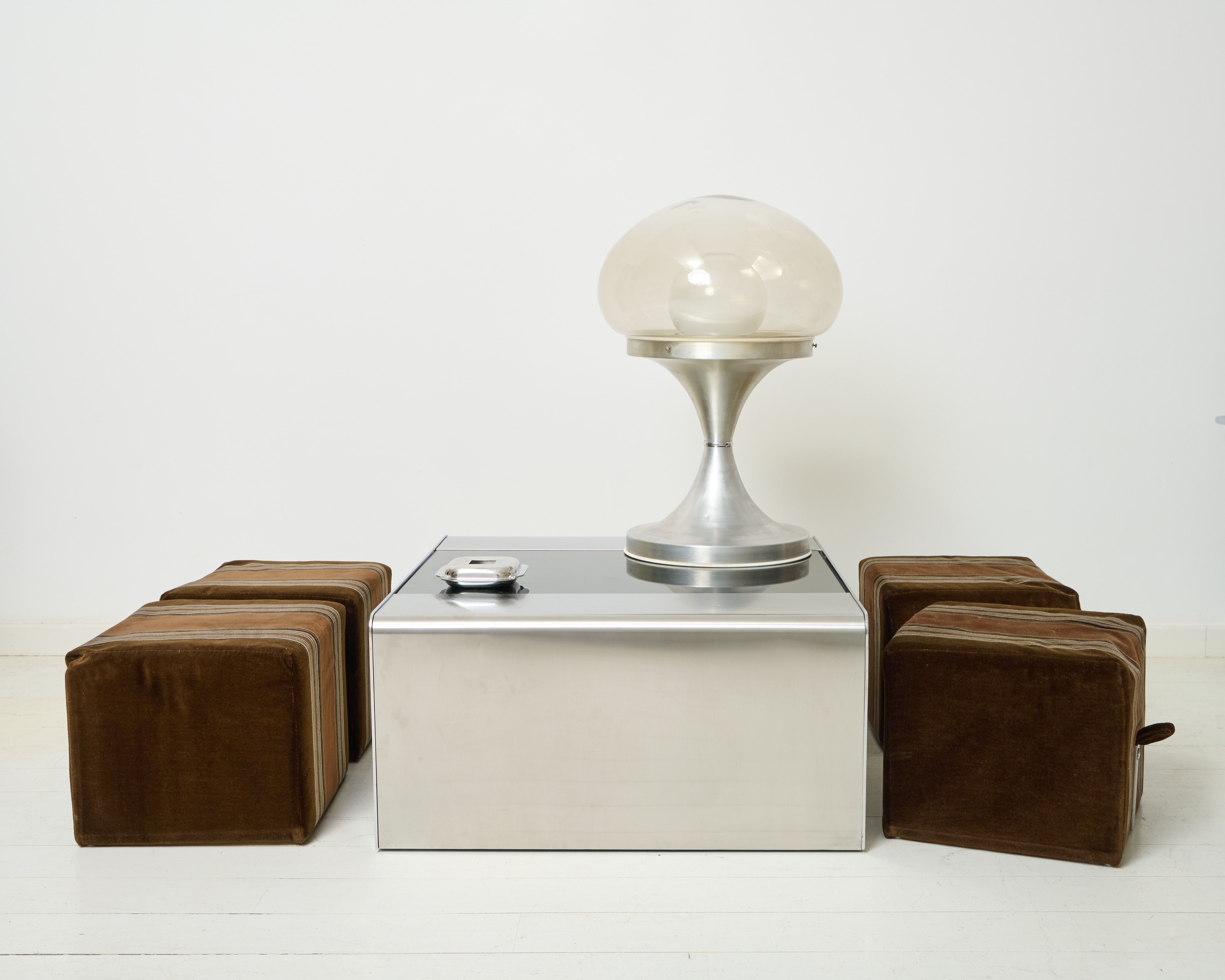 Ensemble table basse en alu brossé avec quatre poufs en velours, 1970s