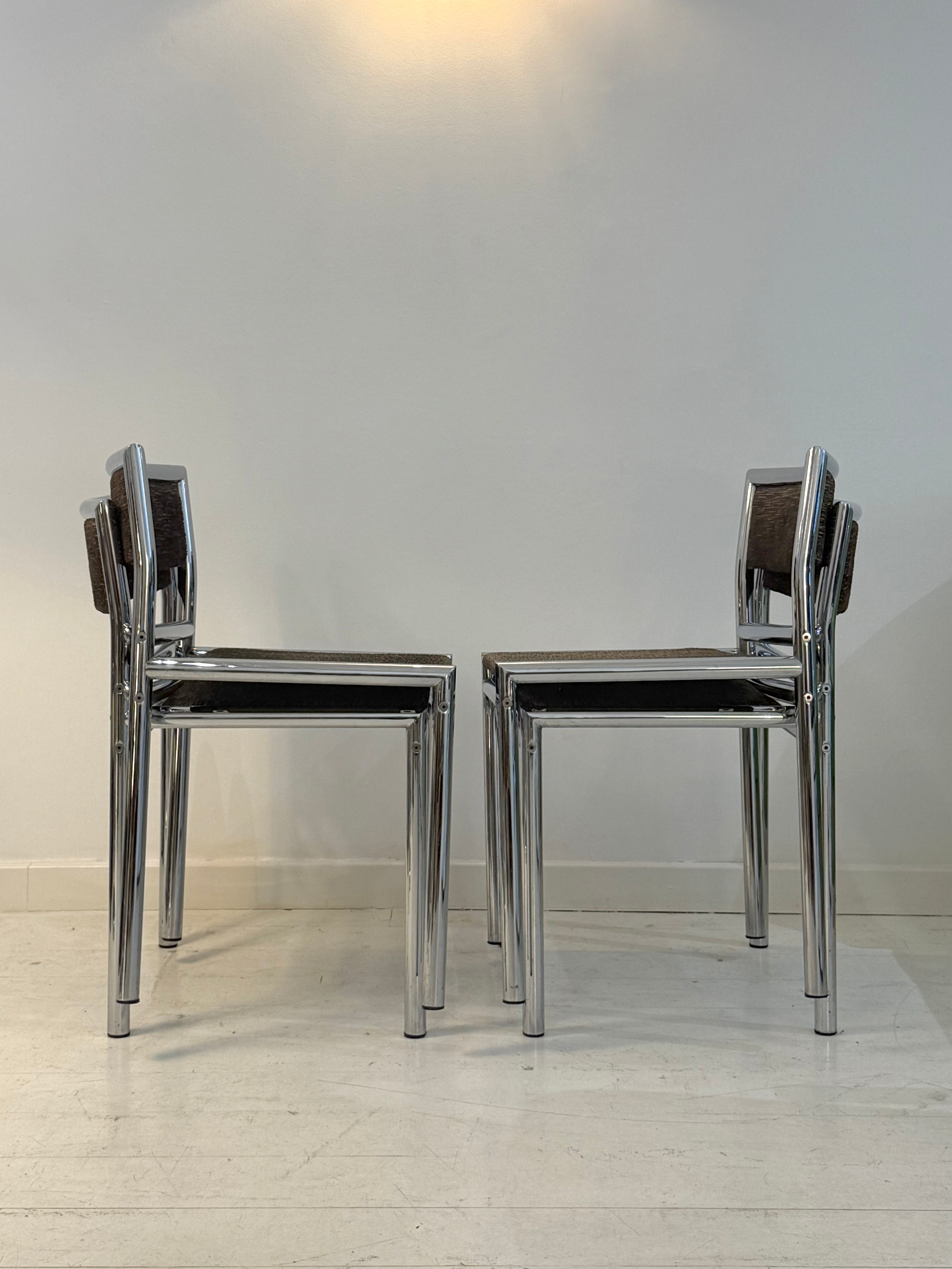 Quatre chaises tubulaires chrome et velours, 1970s