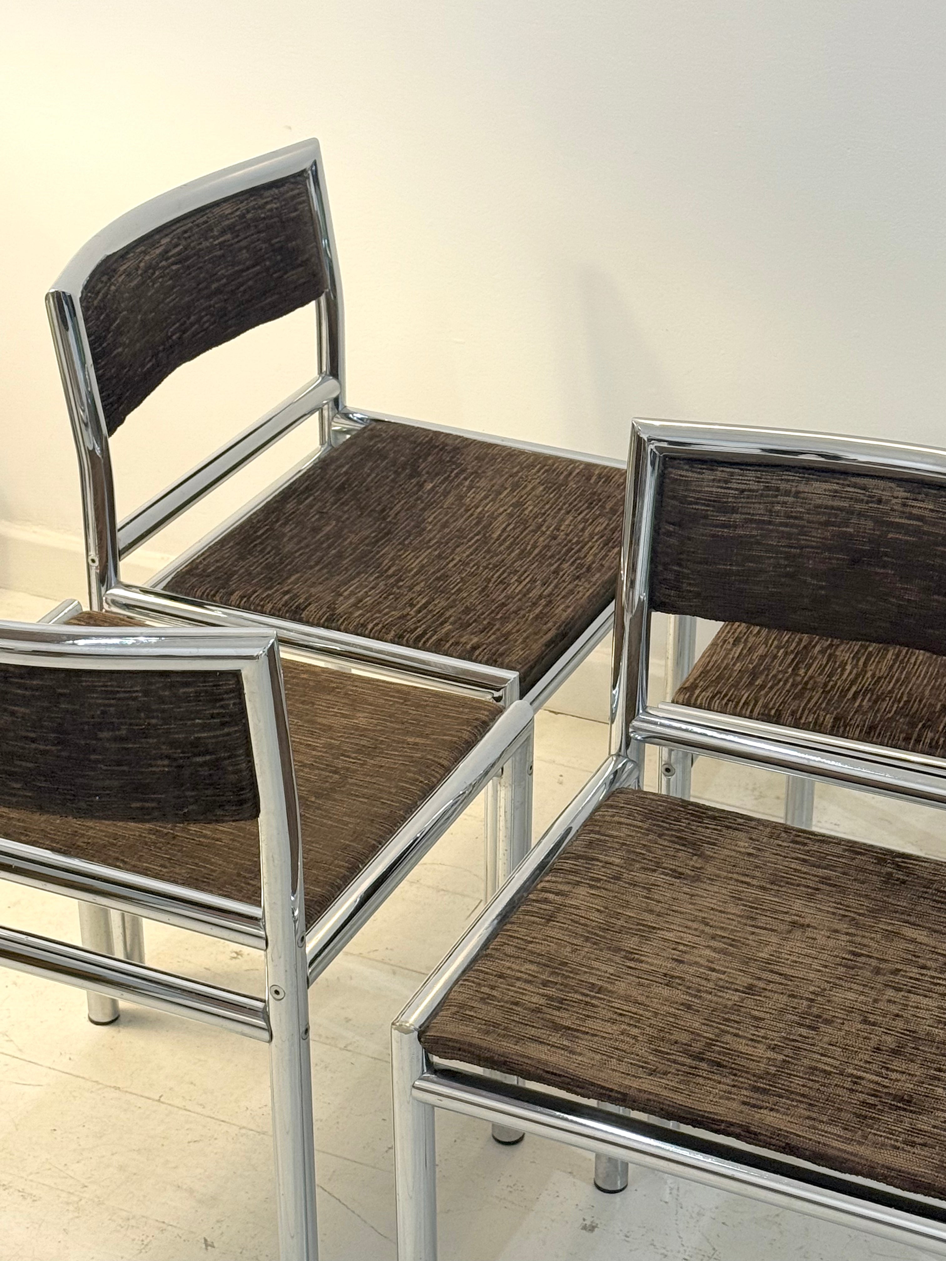 Quatre chaises tubulaires chrome et velours, 1970s