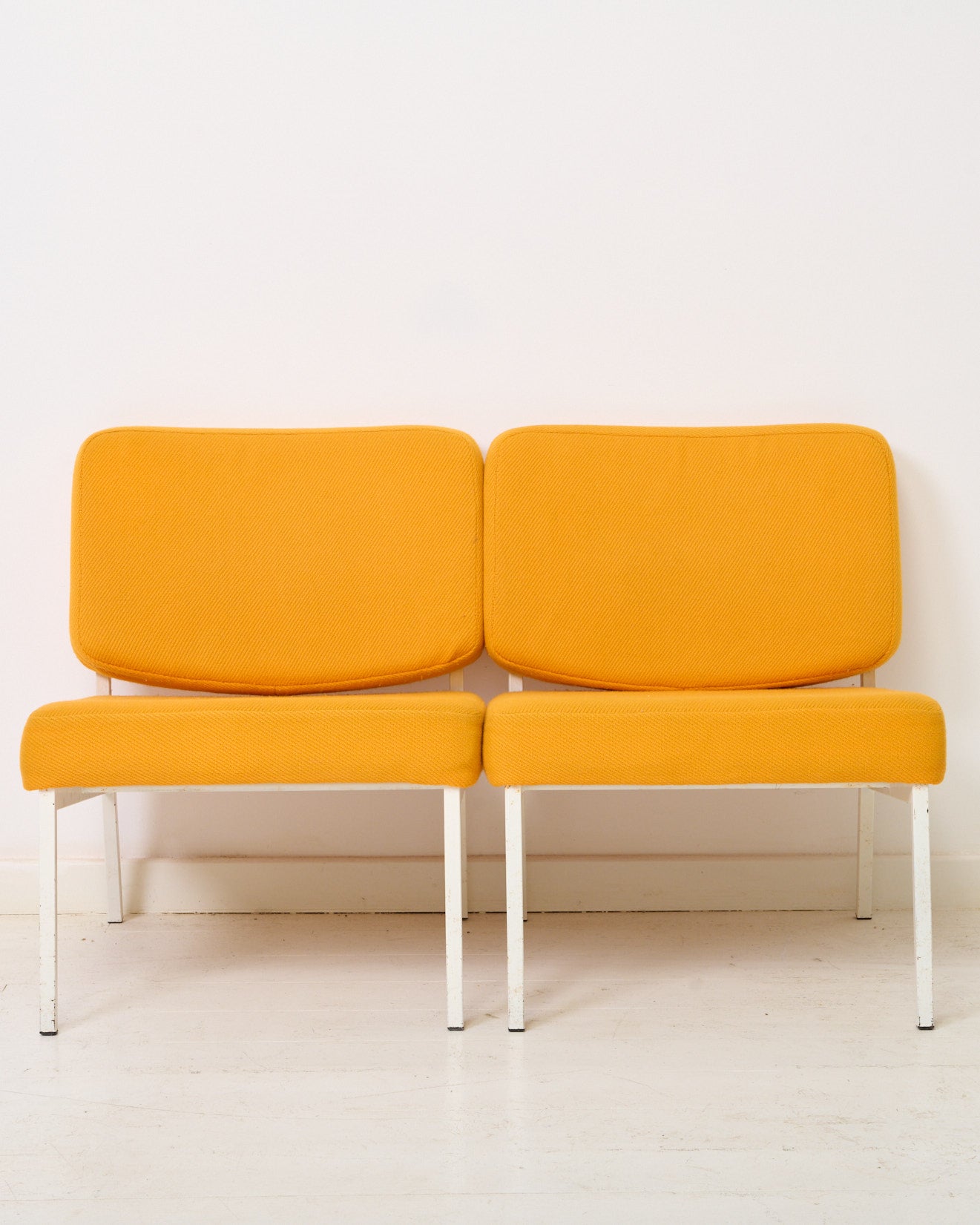Deux fauteuils jaune des années 70