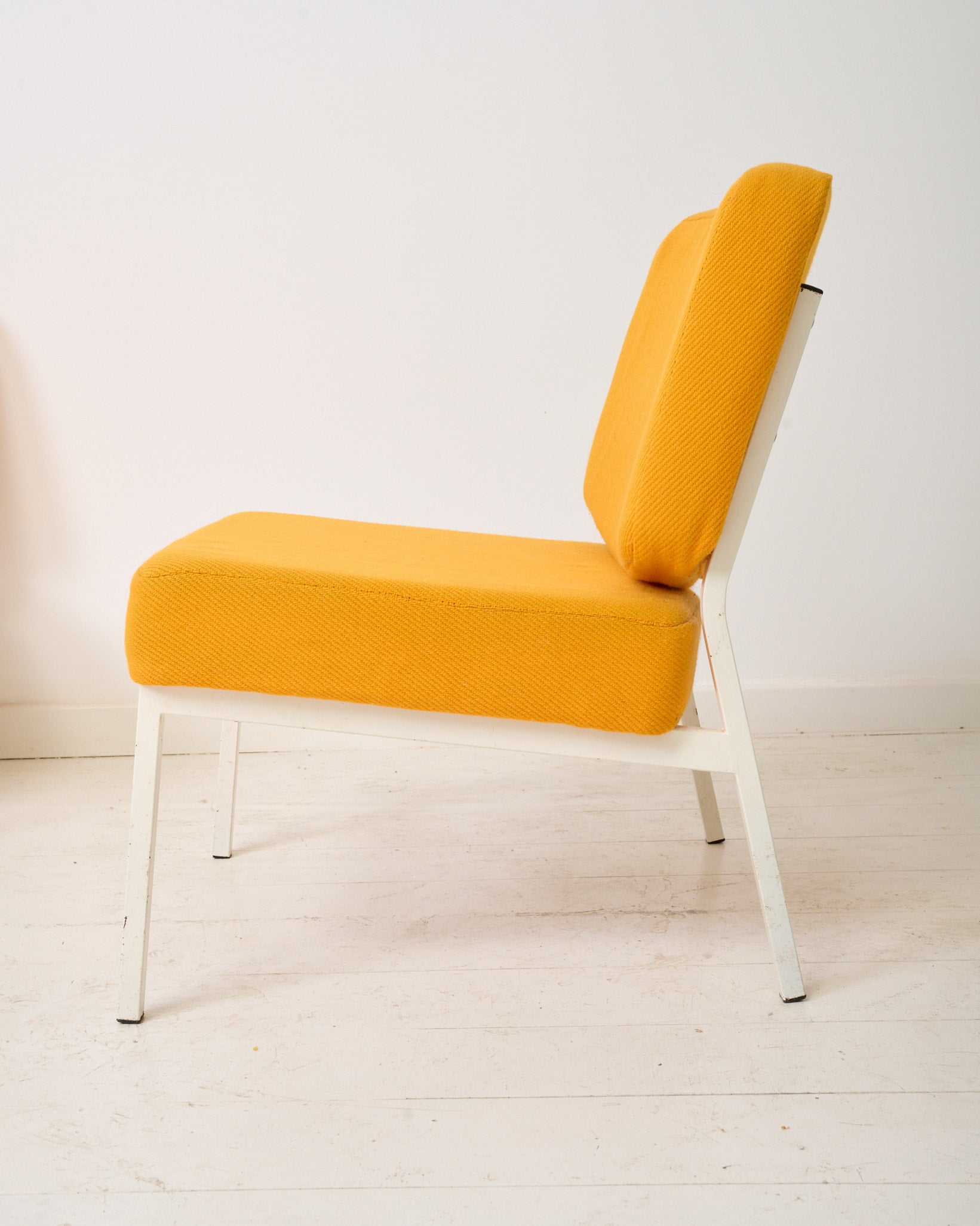 Deux fauteuils jaune des années 70