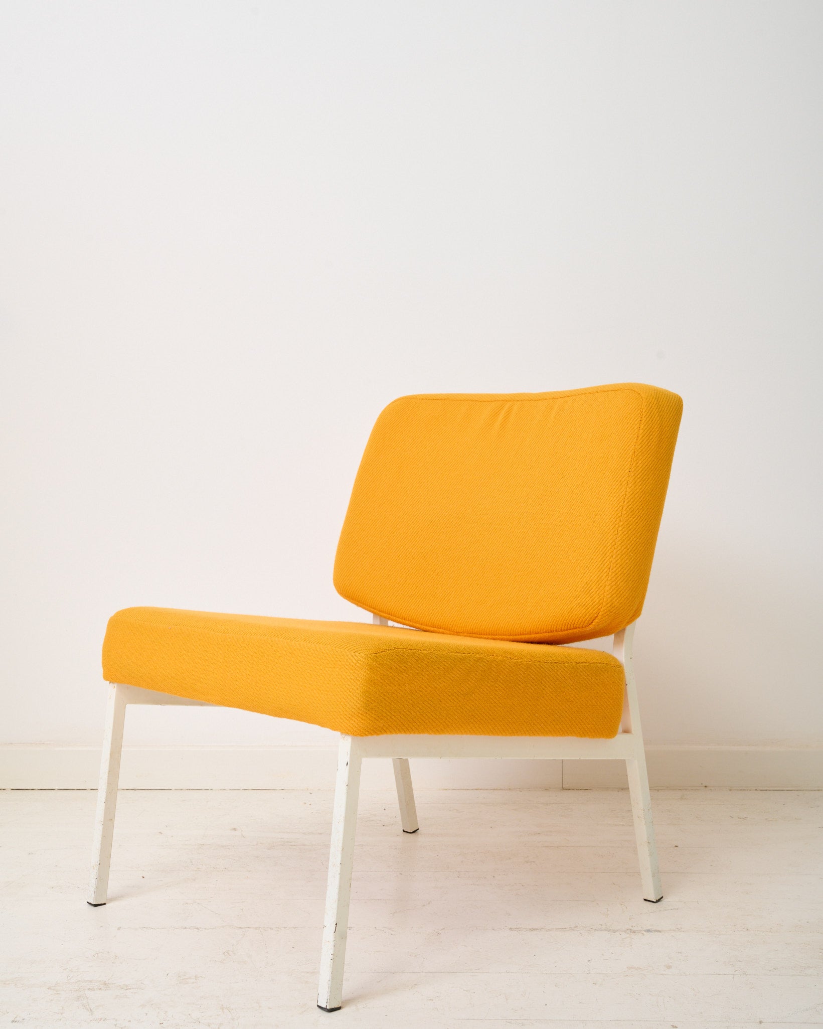 Deux fauteuils jaune des années 70