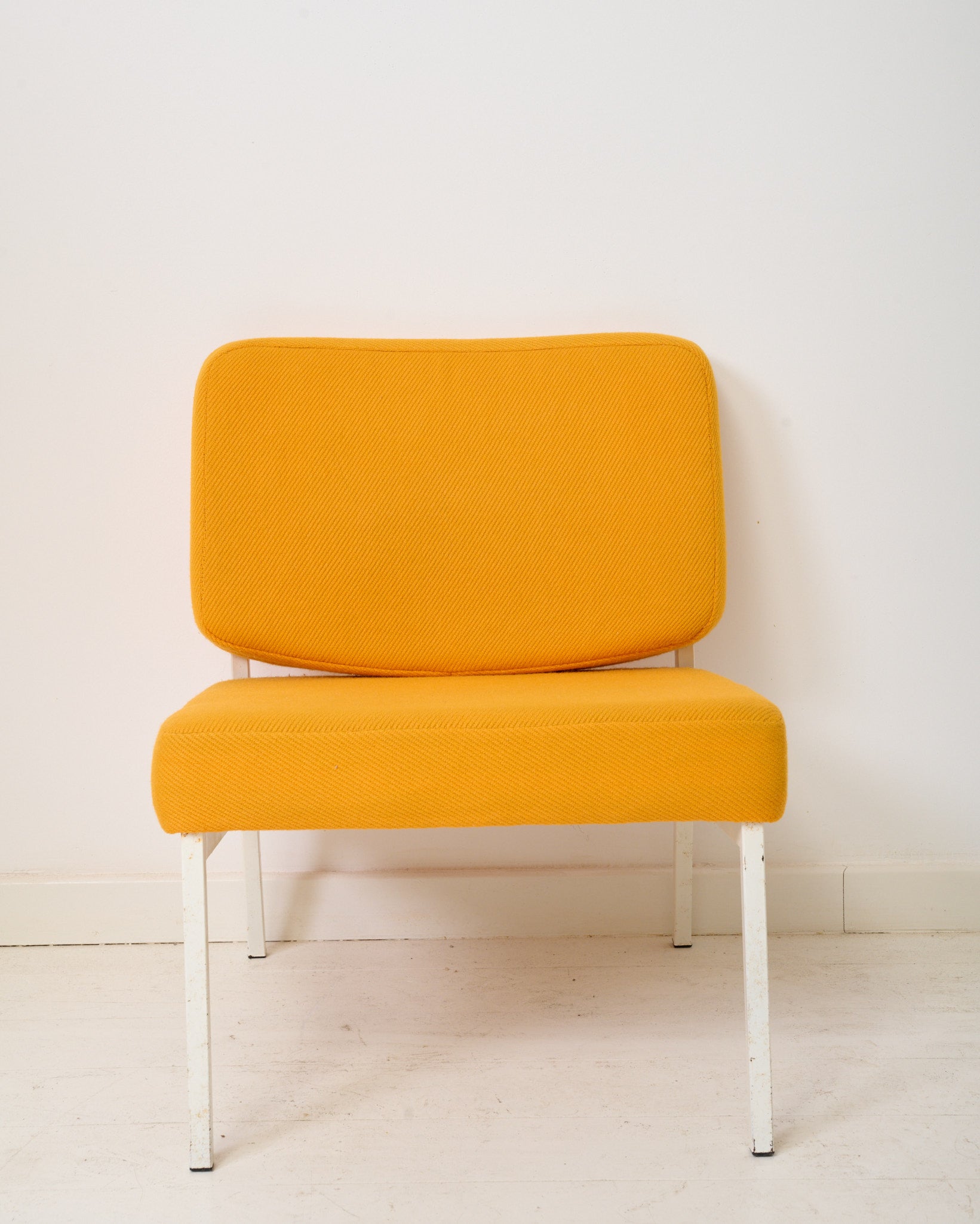 Deux fauteuils jaune des années 70