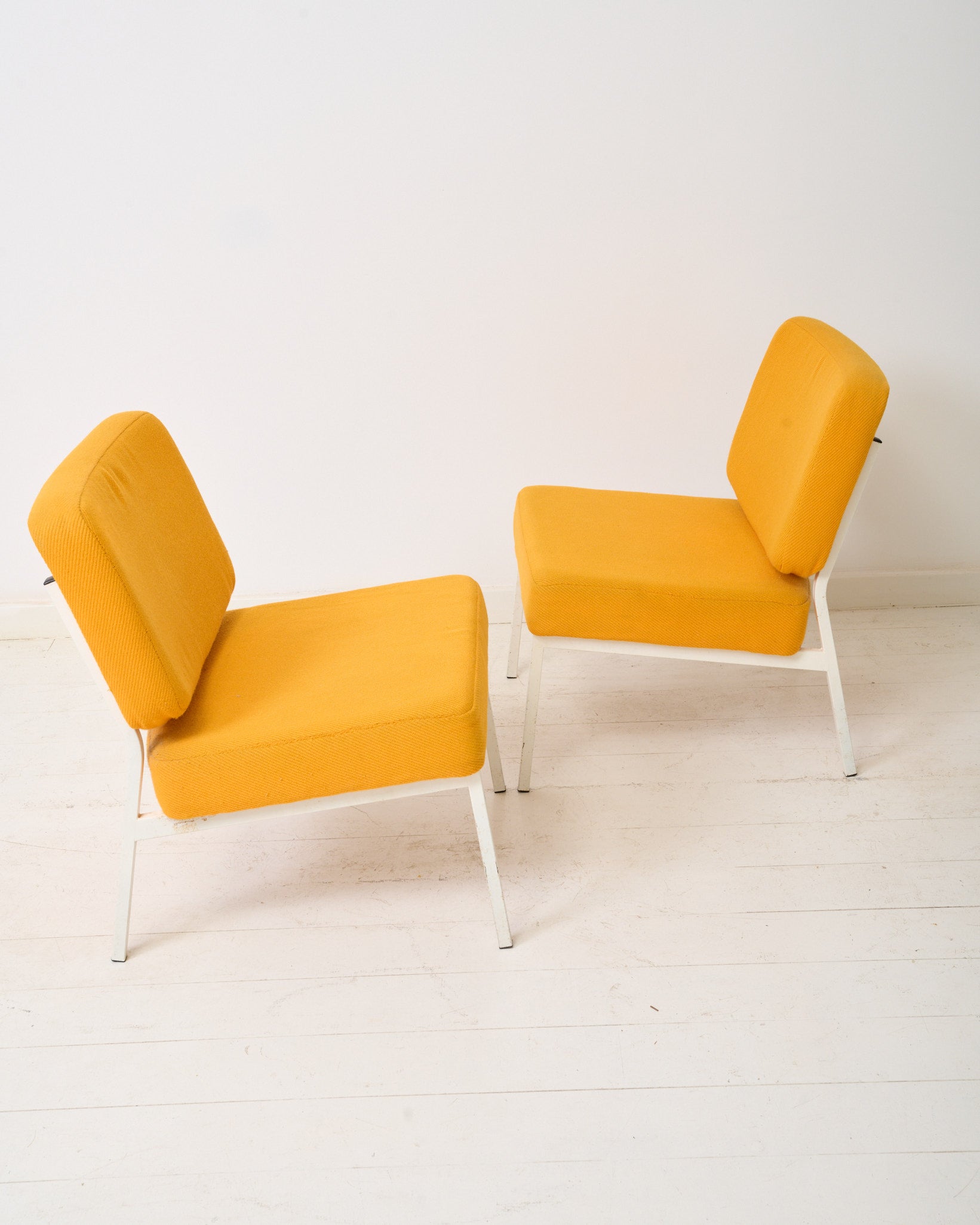 Deux fauteuils jaune des années 70