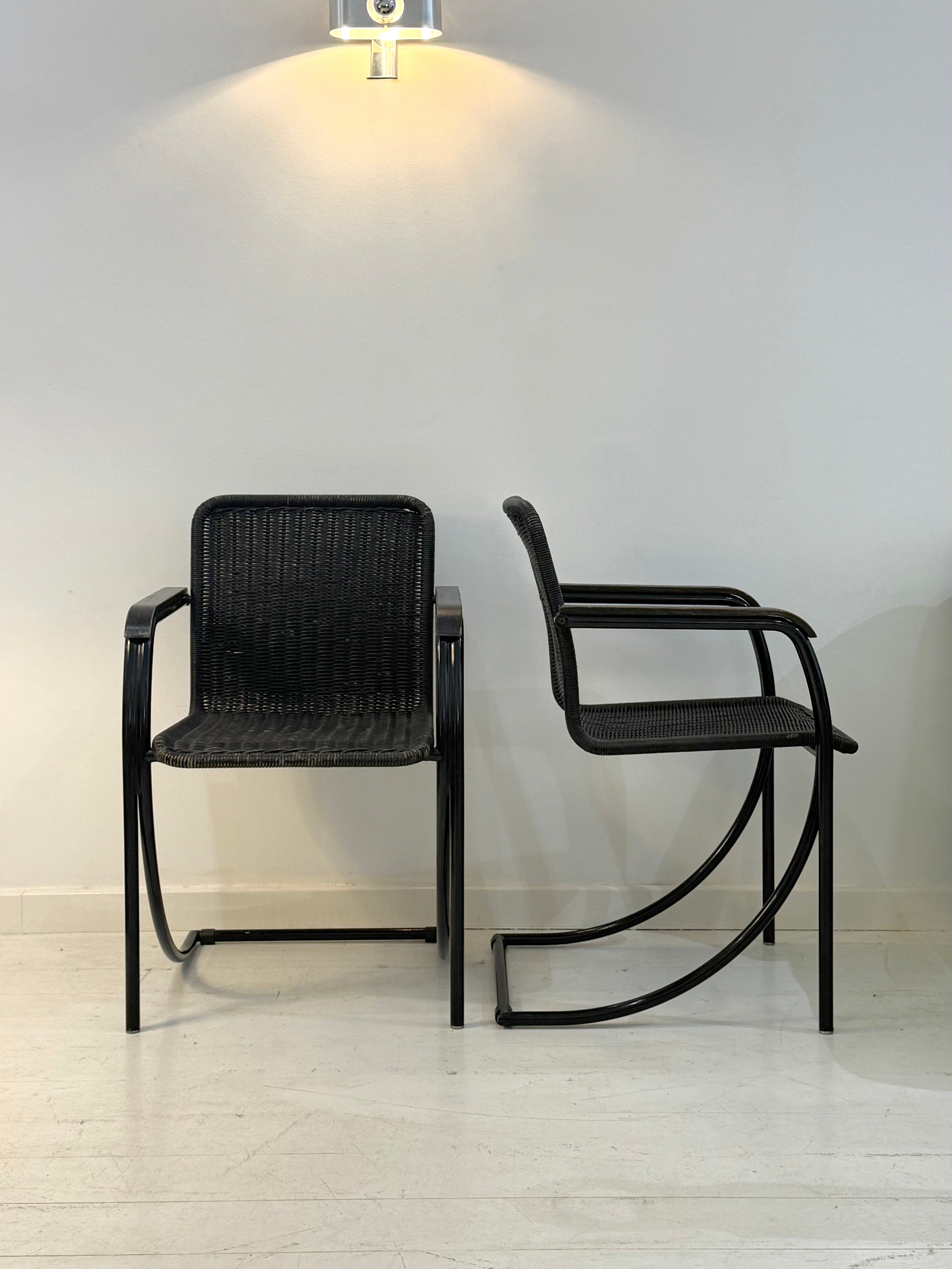 Fauteuil en osier et métal noir, Memphis, 1980s