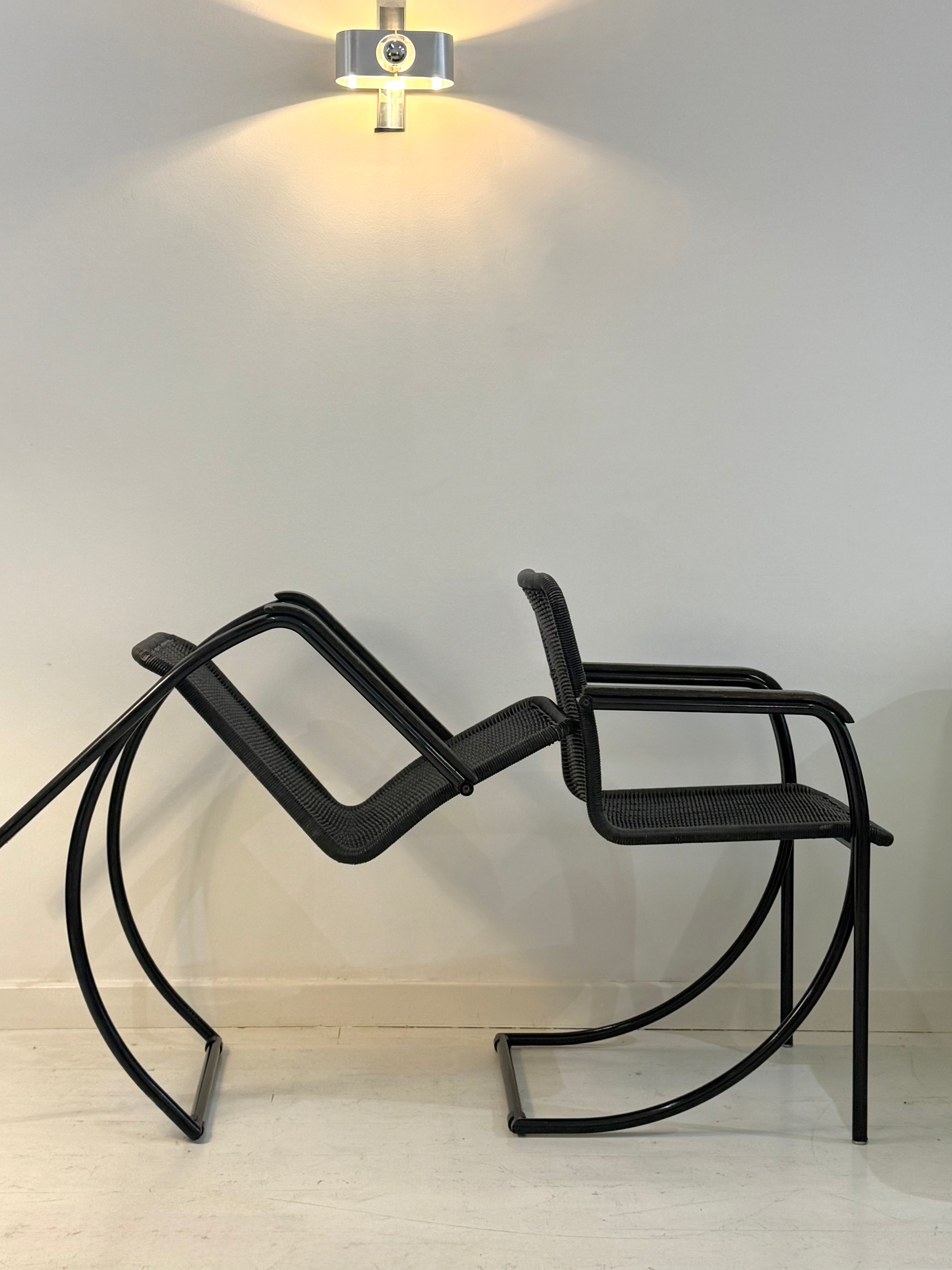 Fauteuil en osier et métal noir, Memphis, 1980s