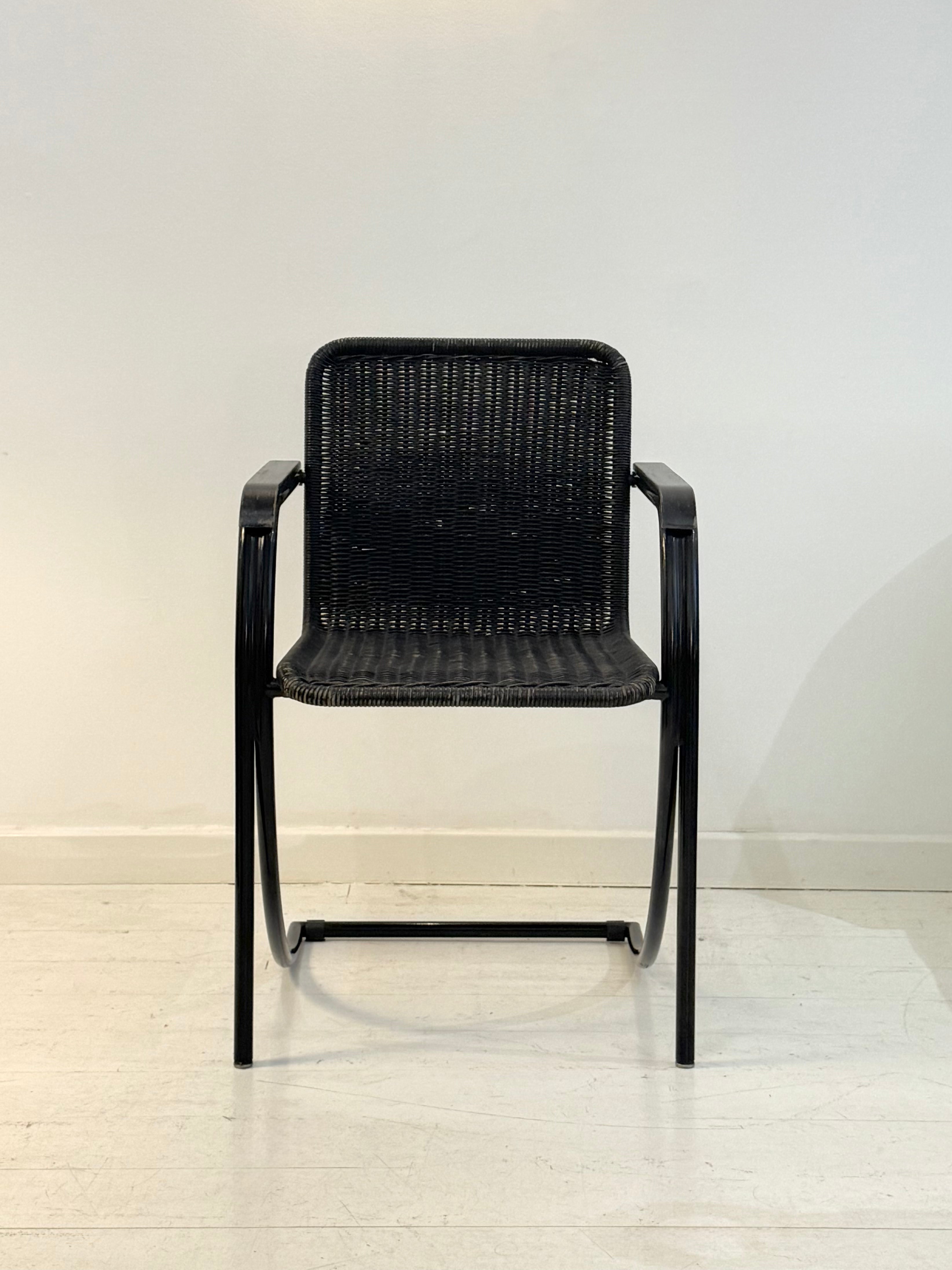 Fauteuil en osier et métal noir, Memphis, 1980s