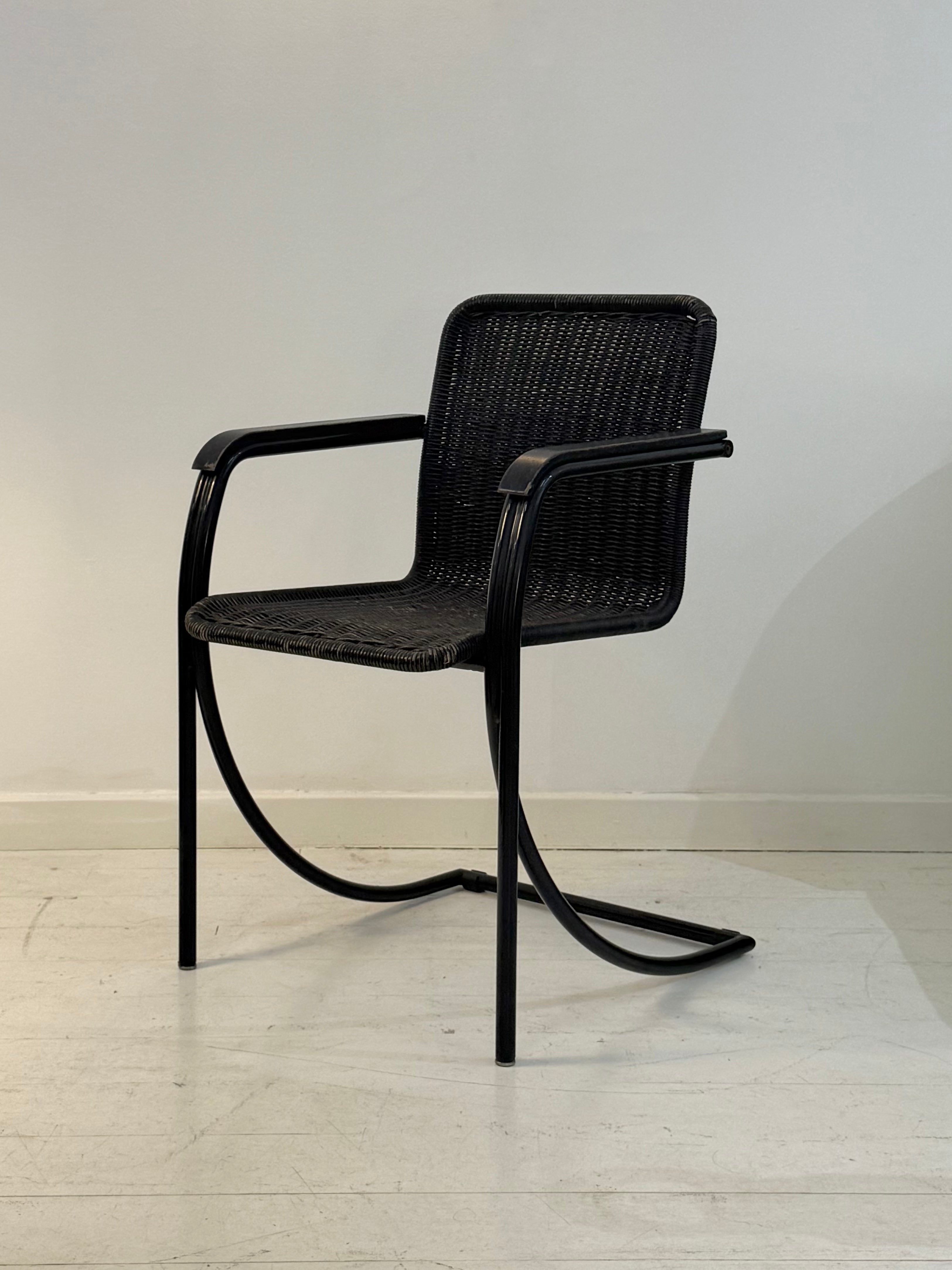 Fauteuil en osier et métal noir, Memphis, 1980s