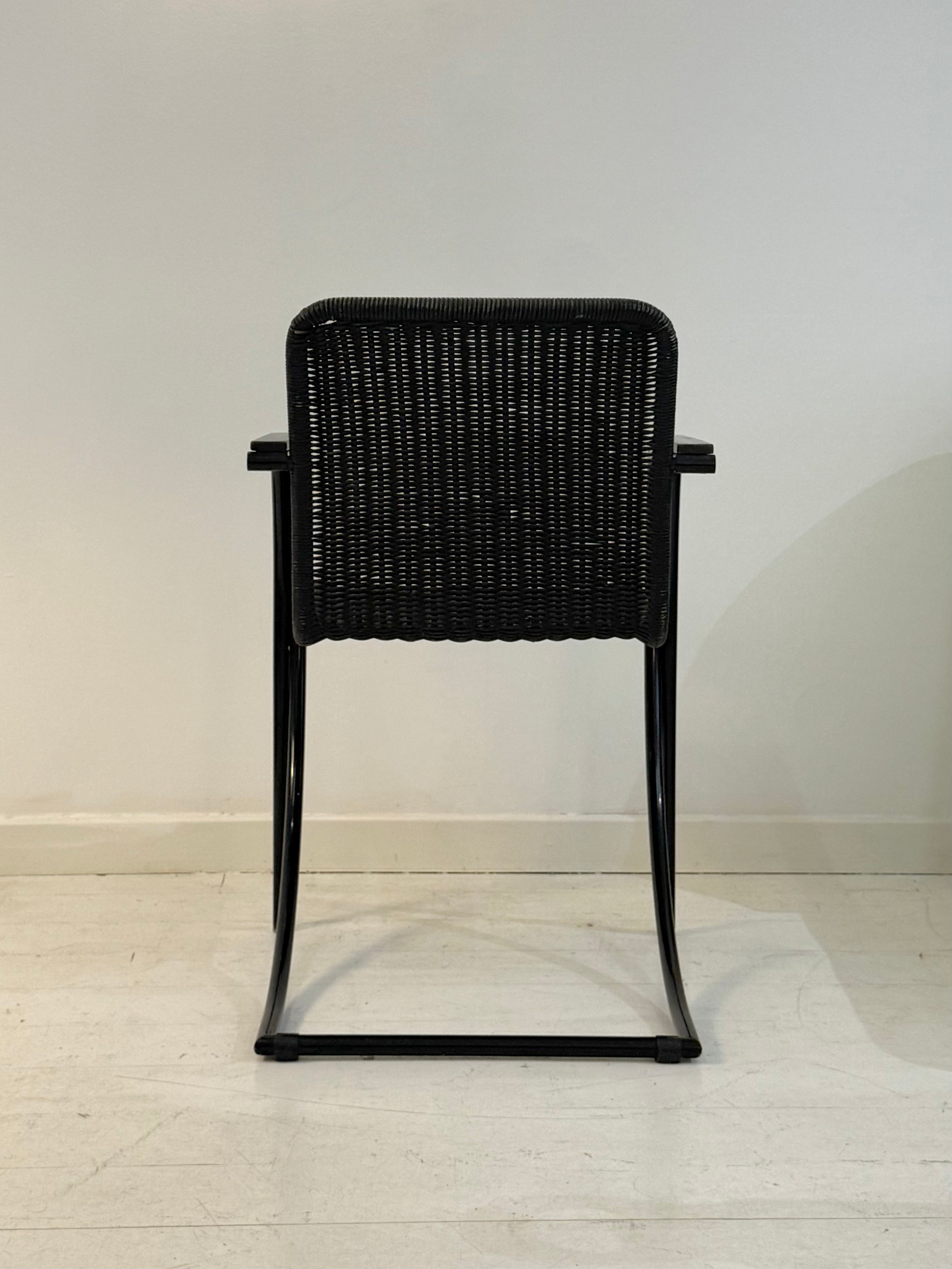 Fauteuil en osier et métal noir, Memphis, 1980s