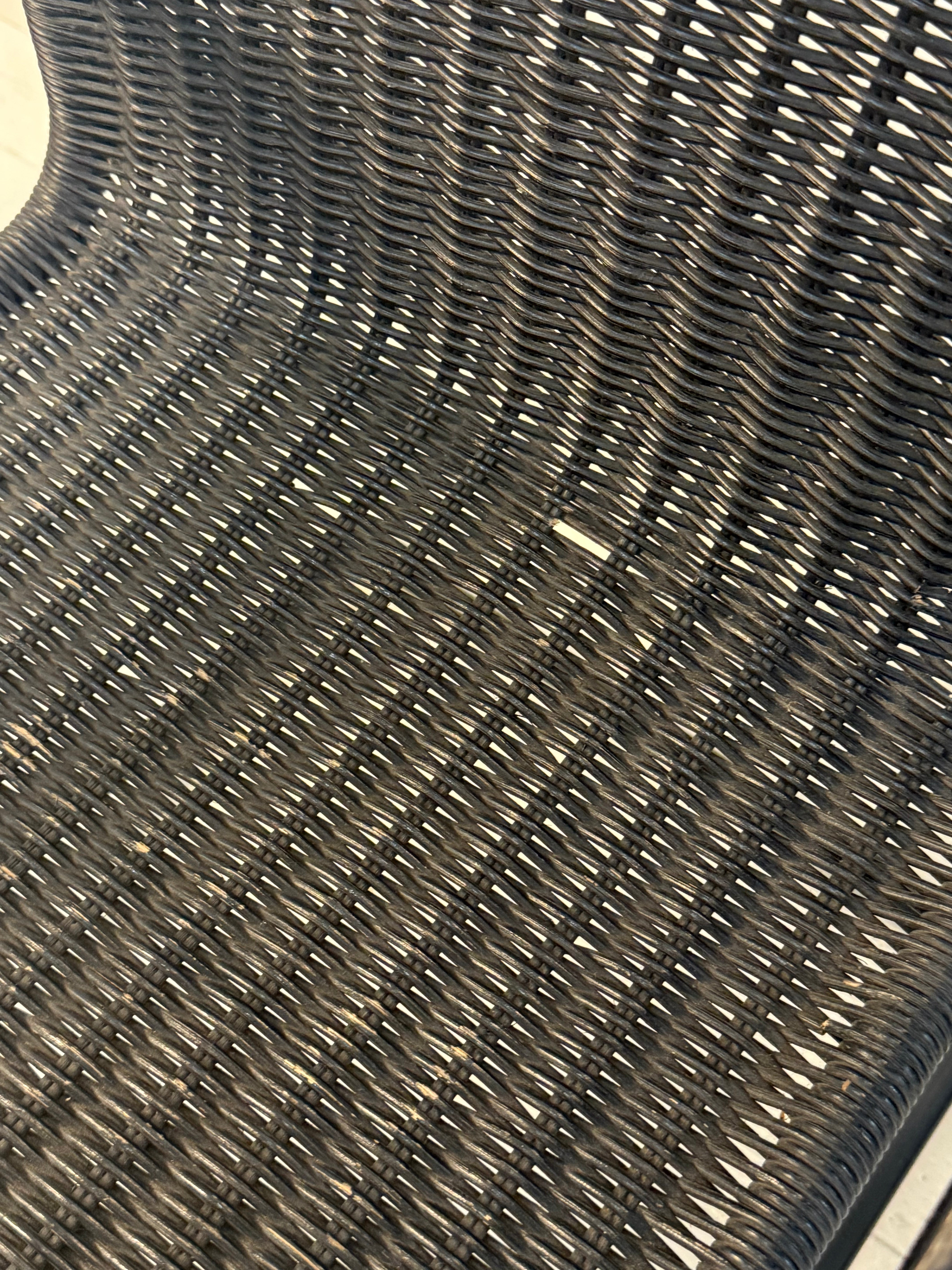 Fauteuil en osier et métal noir, Memphis, 1980s