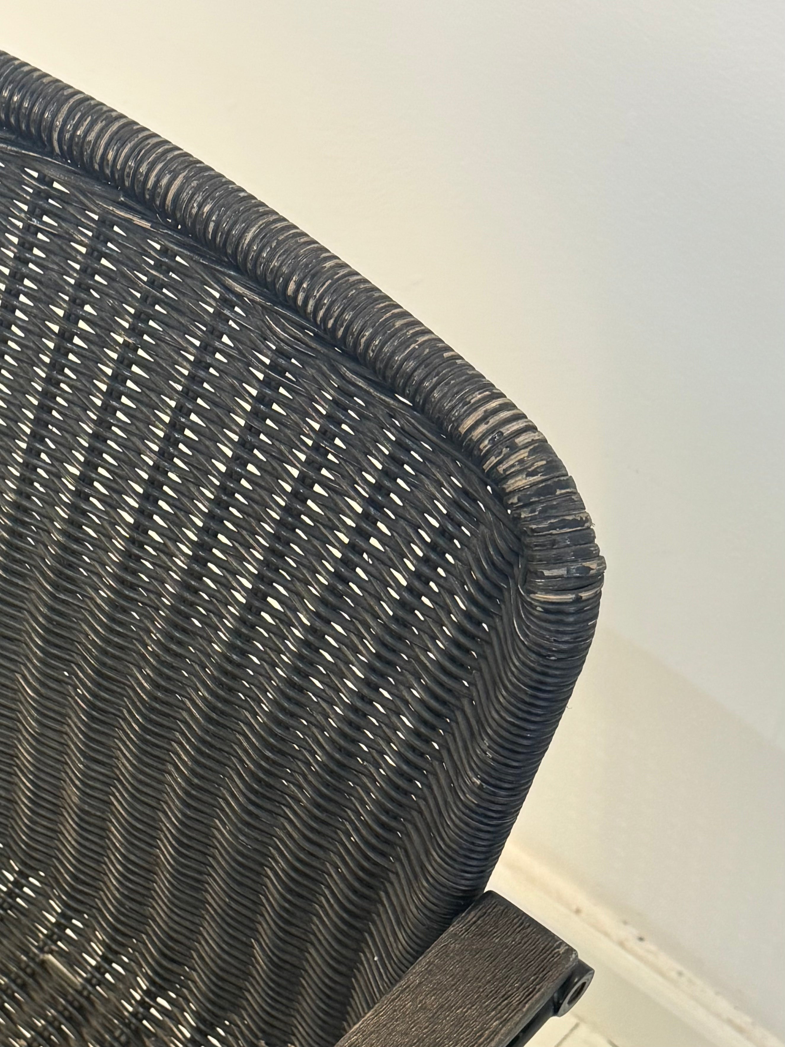 Fauteuil en osier et métal noir, Memphis, 1980s