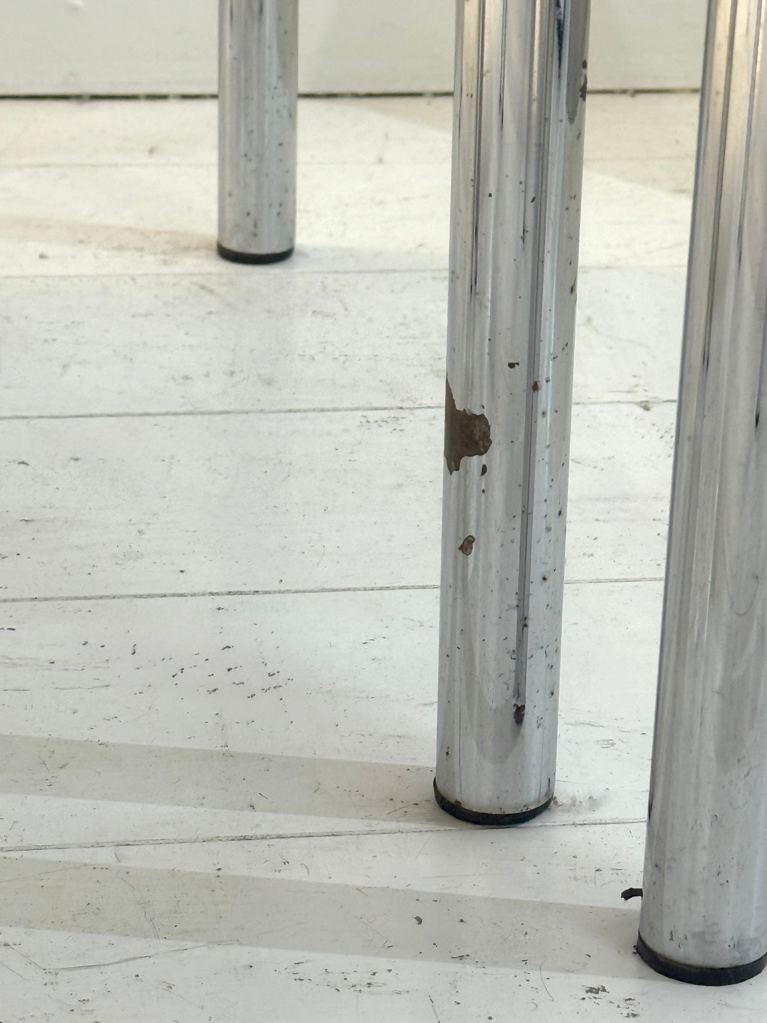 Quatre chaises tubulaires chrome et velours, 1970s