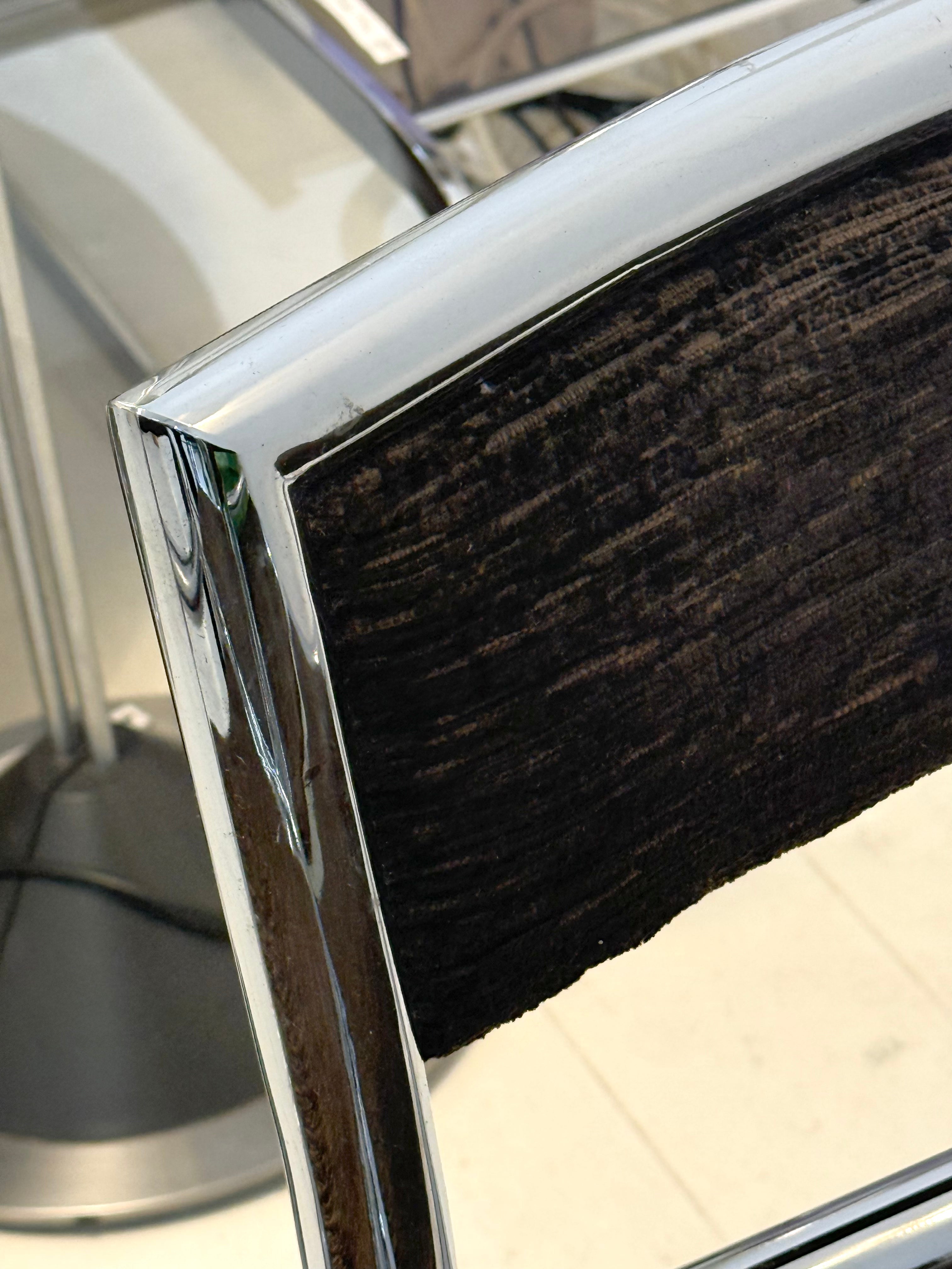 Quatre chaises tubulaires chrome et velours, 1970s