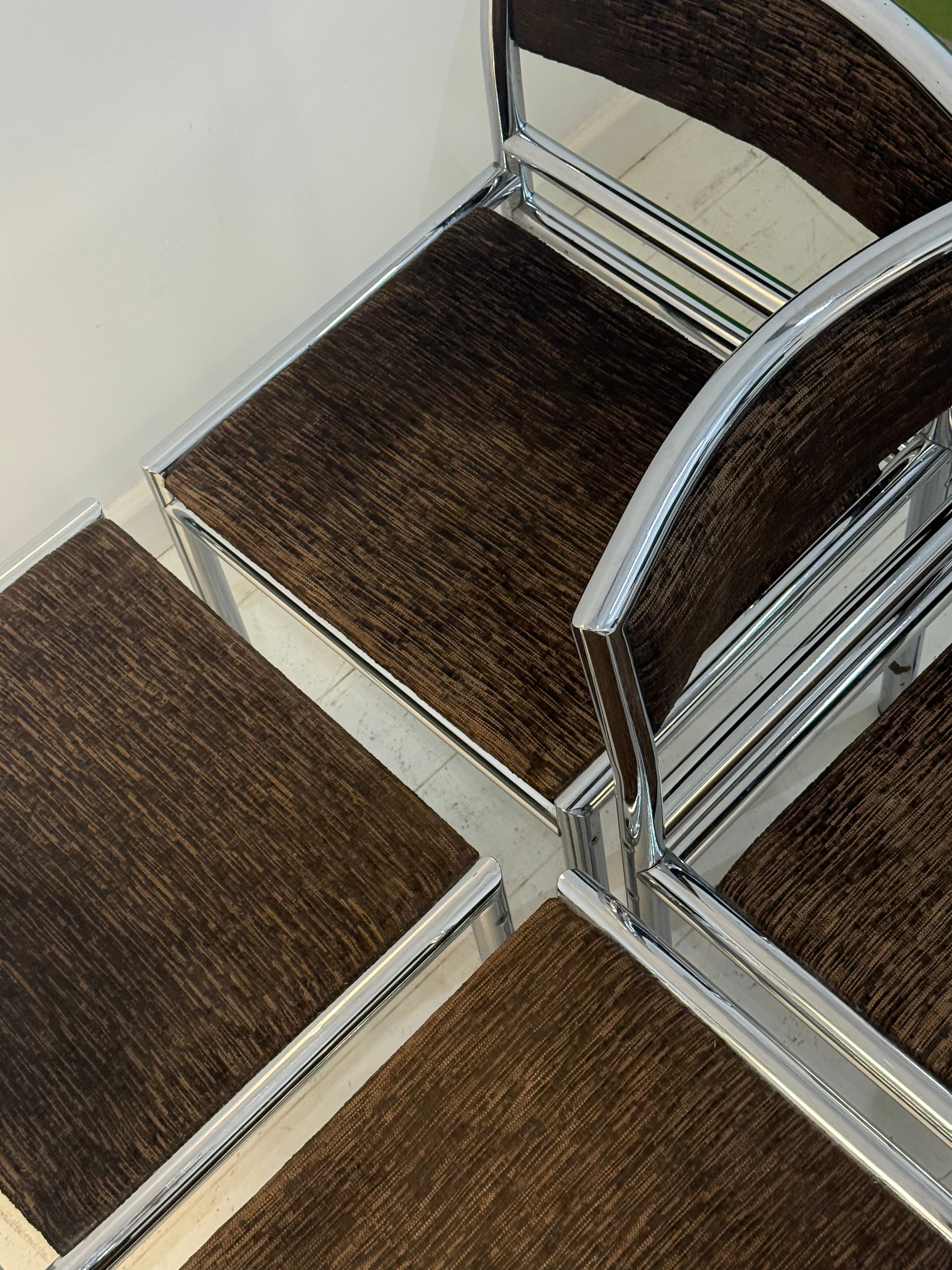 Quatre chaises tubulaires chrome et velours, 1970s