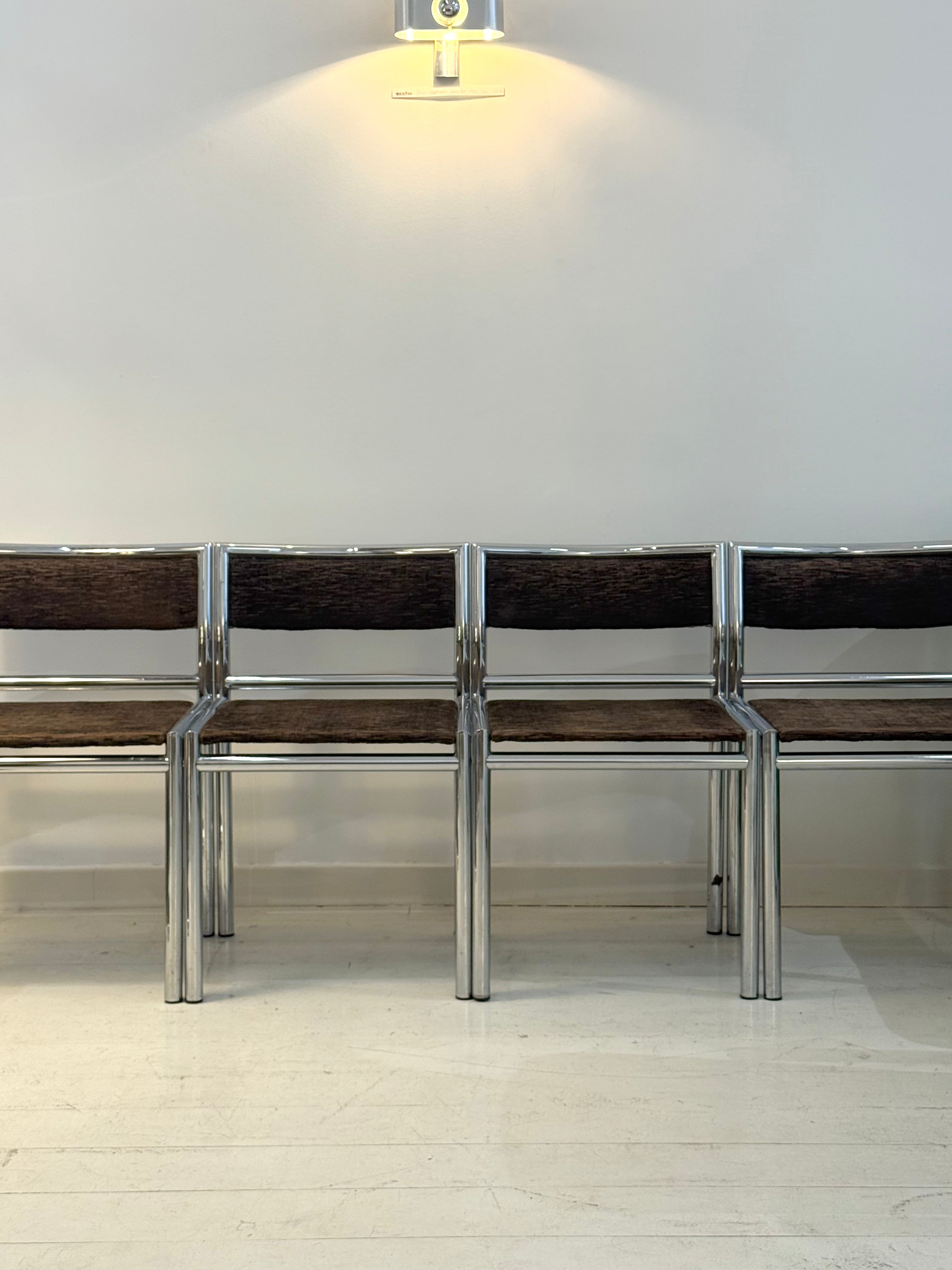 Quatre chaises tubulaires chrome et velours, 1970s