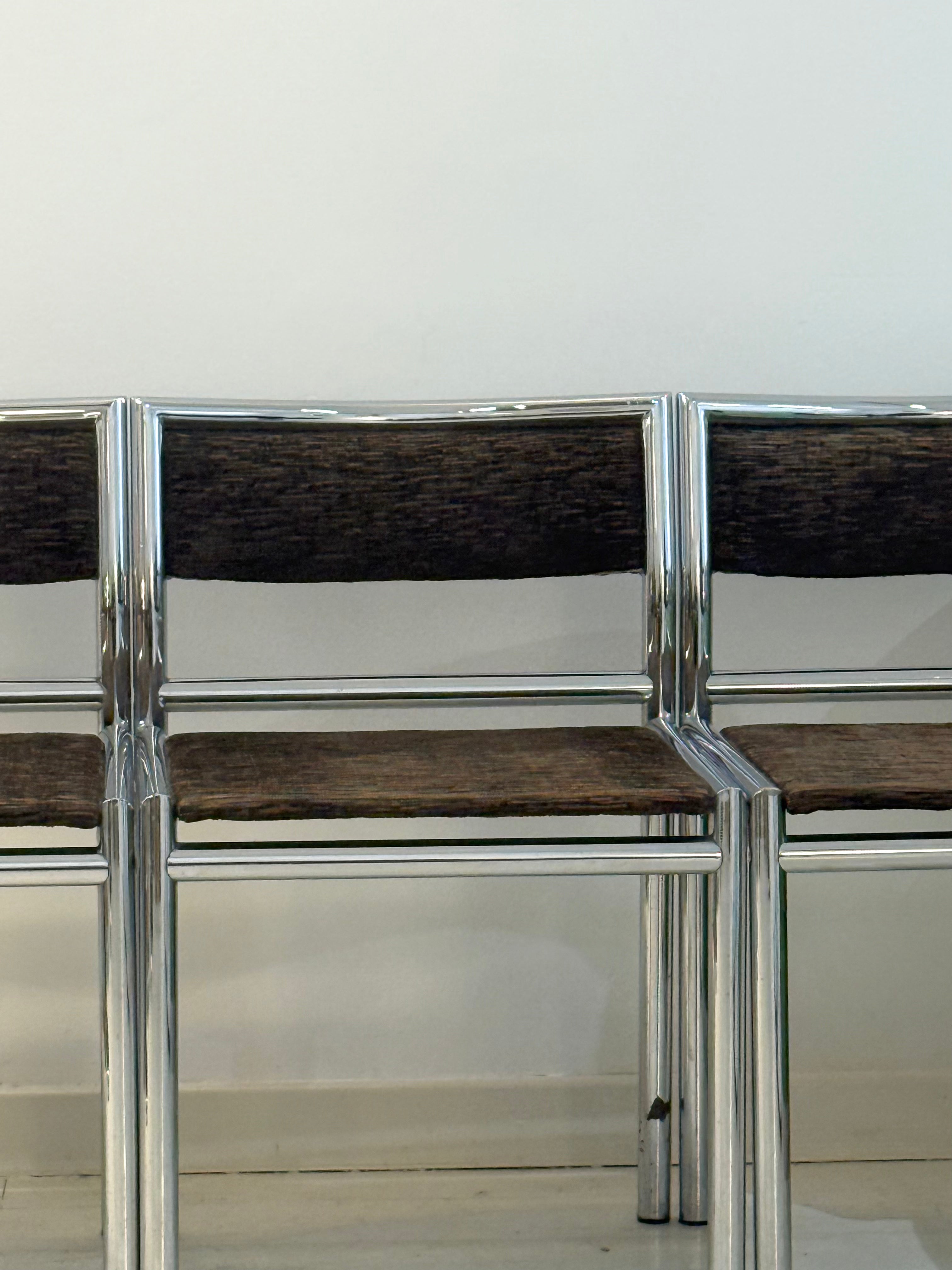 Quatre chaises tubulaires chrome et velours, 1970s